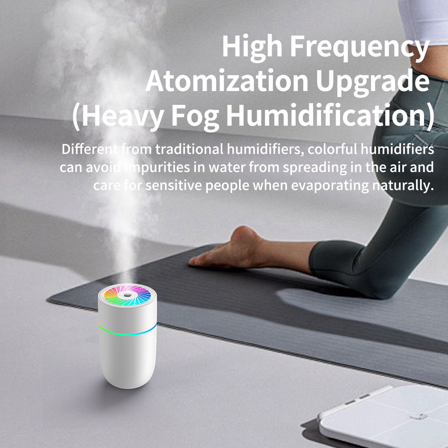Weißer Luftbefeuchter mit farbenfroher Oberseite, Nebel emittierend. Frau in Yoga-Pose. Text: High Frequency Atomization Upgrade, Heavy Fog Humidification.