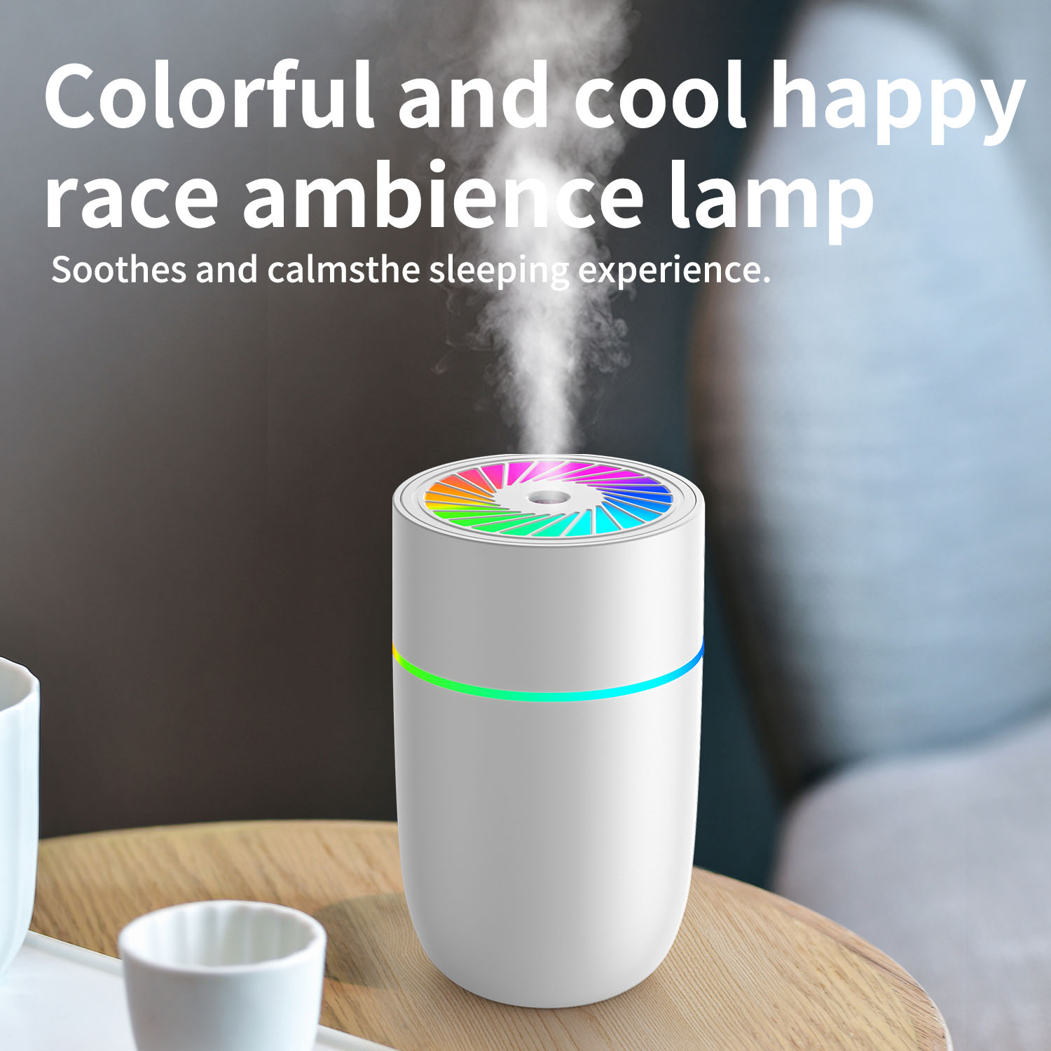 Weißer Luftbefeuchter mit farbenfroher Oberseite und einer grün-blauen Linie. Dampf steigt auf. Text: Bunte und coole Happy-Race-Ambiente-Lampe.
