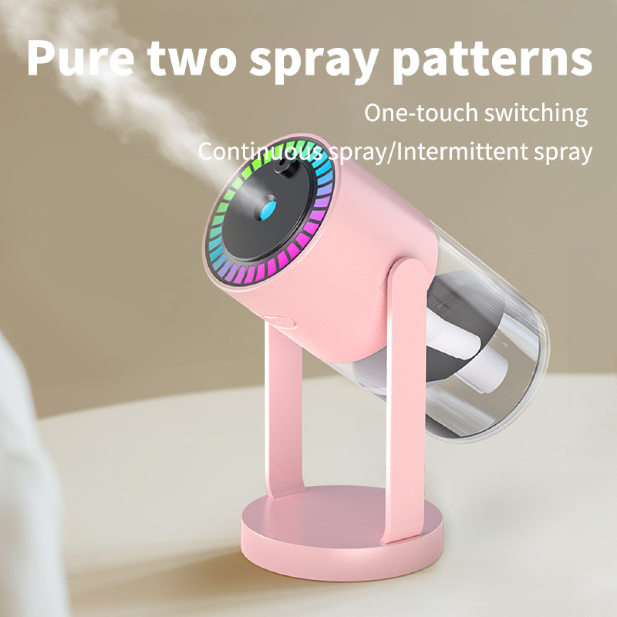 Ein rosa Luftbefeuchter mit einem transparenten Wassertank steht auf einer weißen Oberfläche. Es hat Farbwechsel-Lichter und erzeugt Sprühnebel.