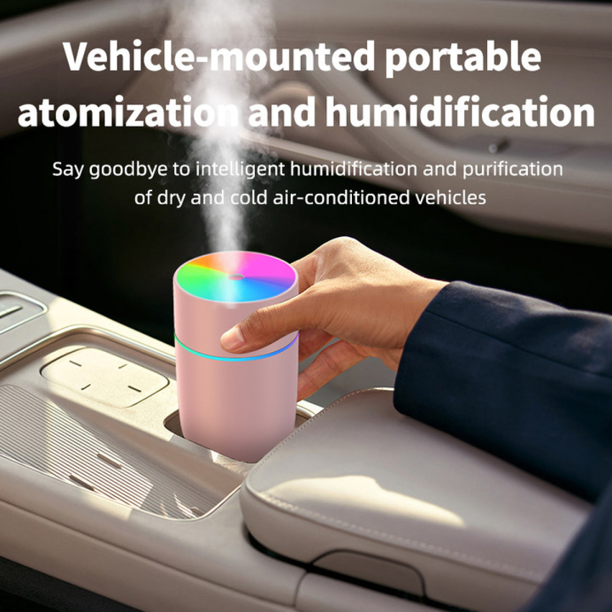 Eine Hand hält einen rosa Auto-Luftbefeuchter, der Dampf abgibt. Der Befeuchter hat einen Regenbogen oben und eine blaue Linie. Er ist in einem Auto.