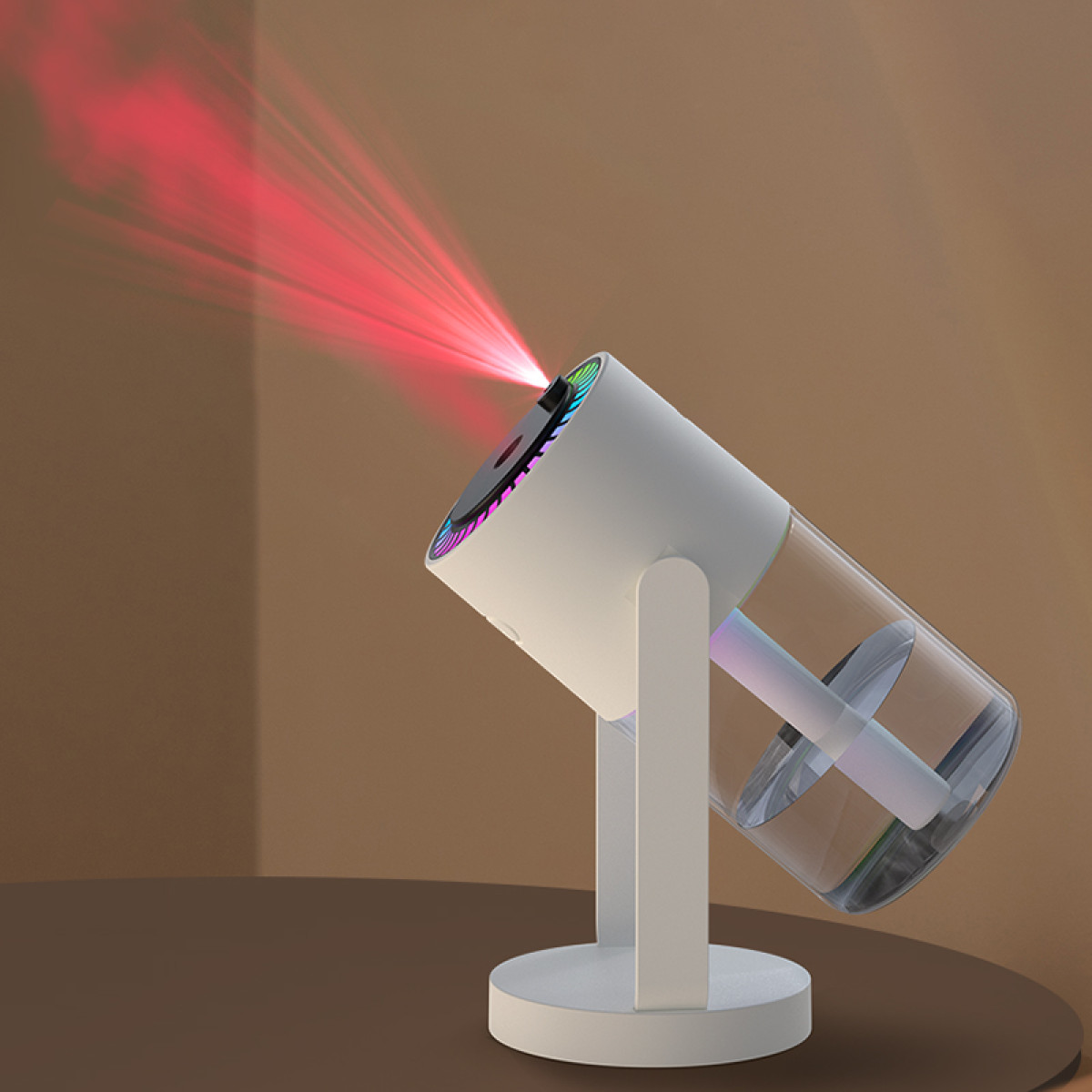 Ein weißer Luftbefeuchter projiziert ein rotes Licht. Er hat einen Wassertank und steht auf einem weißen Ständer. Der Hintergrund ist braun.