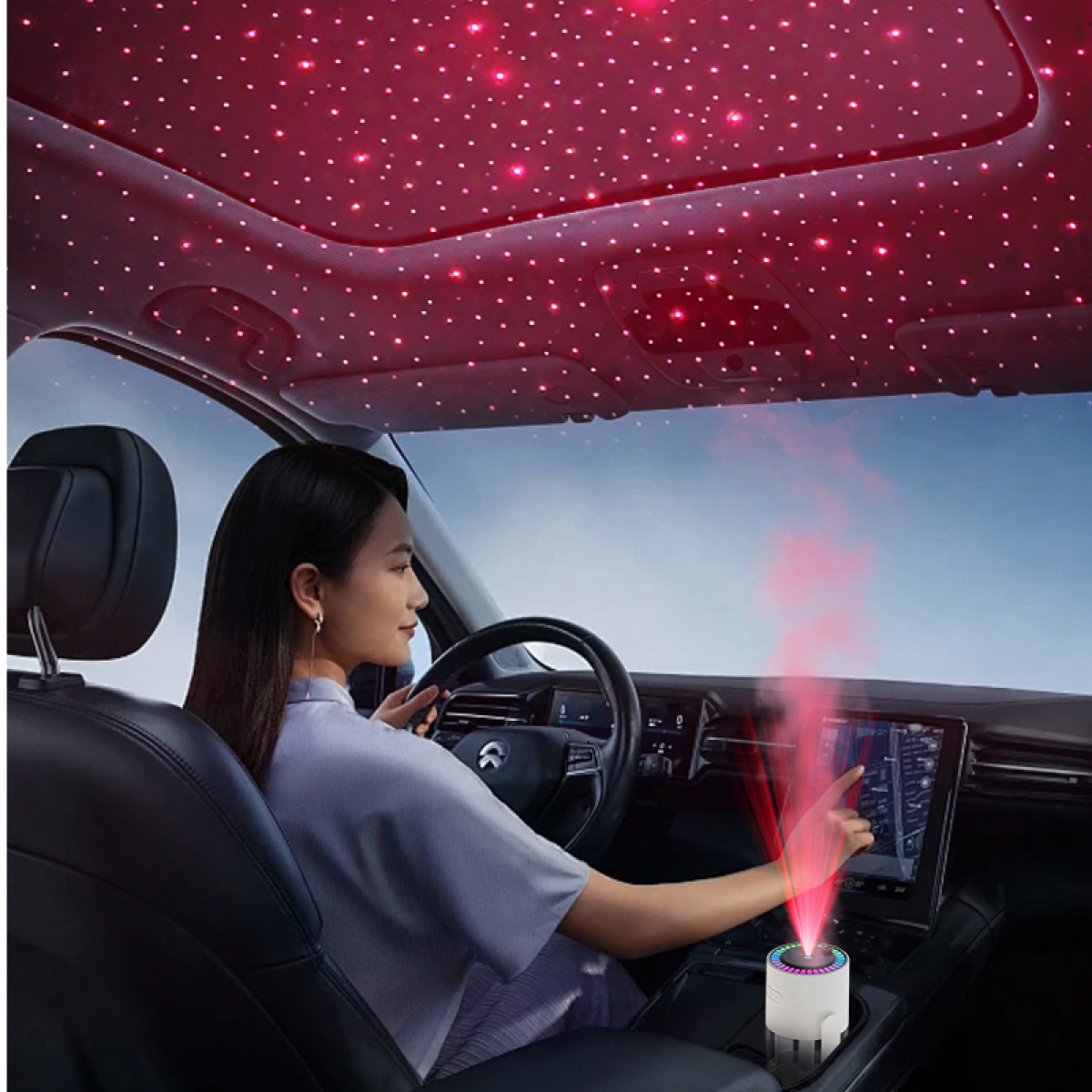 Frau im Auto mit Sternenhimmel, benutzt Gerät mit roten Lichtstrahlen, berührt Bildschirm. Dunkles, modernes Innendesign.