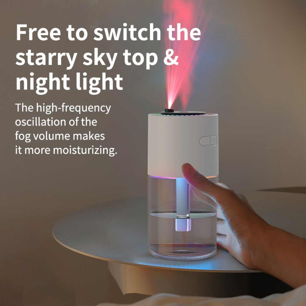 Een witte luchtbevochtiger met een transparante watertank. Het zendt kleurrijk licht uit en wordt door een hand vastgehouden. Tekst: 'sterrenhemel'.