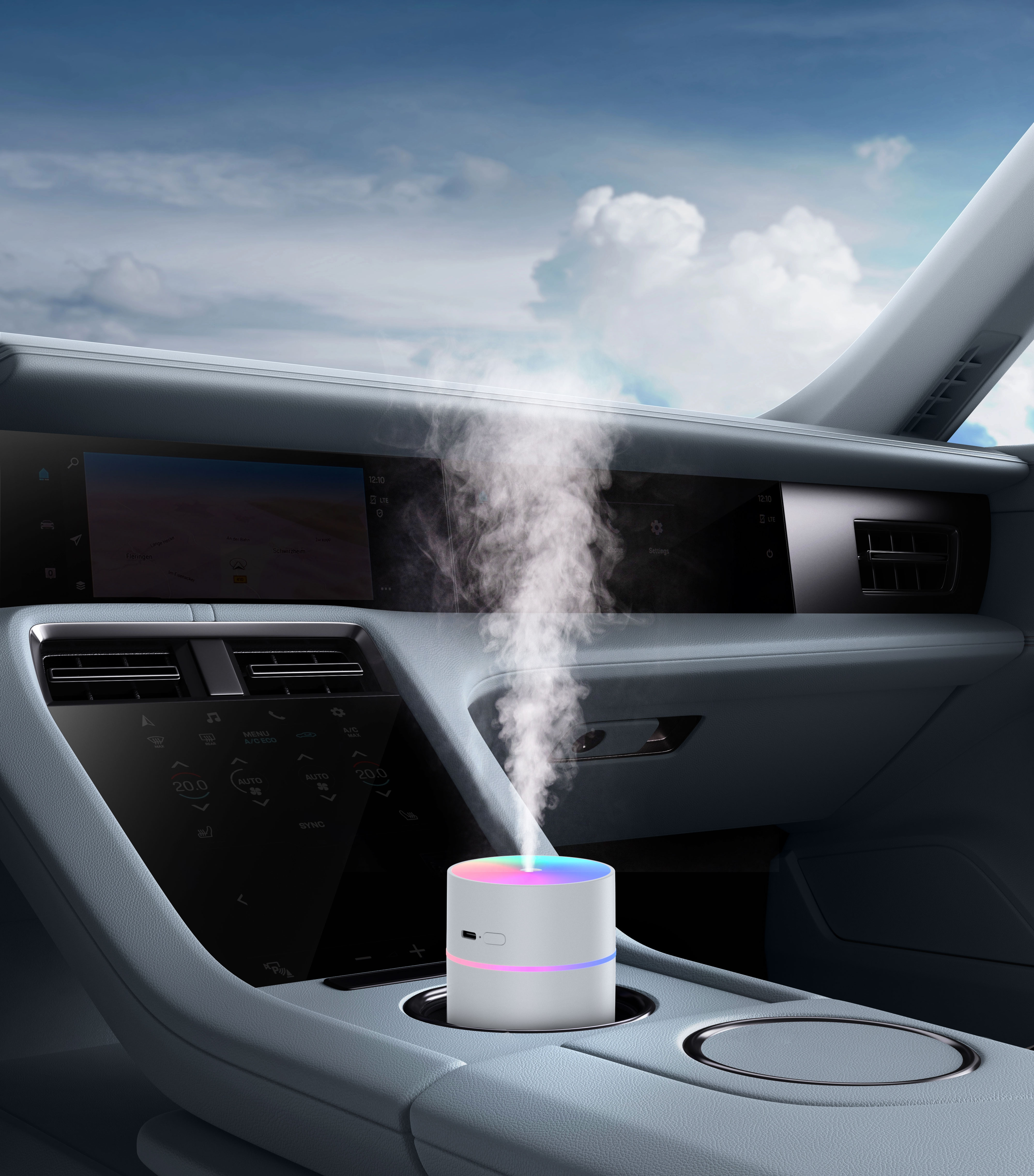 Autoinnenraum mit Luftbefeuchter, der Dampf freisetzt. Ein Bildschirm zeigt die Navigation. Der Himmel ist durch die Windschutzscheibe sichtbar.
