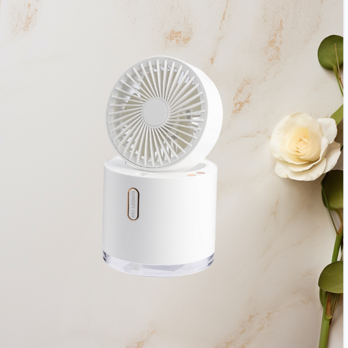 Ein weißer Luftbefeuchter auf einer Marmoroberfläche, mit einer weißen Rose und Grünzeug rechts. Der Ventilator ist zylindrisch mit drehbarem Kopf.