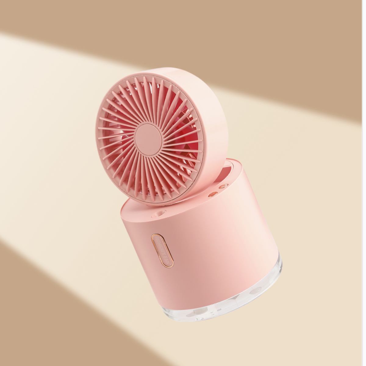 Un ventilador portátil rosa, la parte superior está en ángulo. El fondo es crema con una sombra. El ventilador tiene botones y una base transparente.