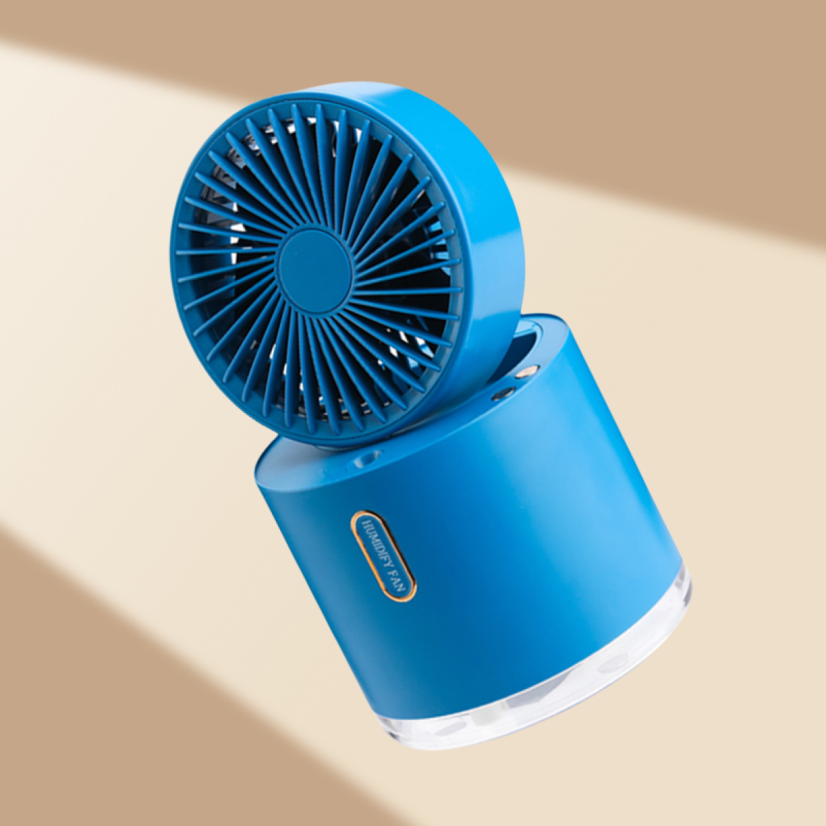 Un ventilador humidificador azul sobre un fondo beige. El ventilador tiene una cabeza y una base circulares, con una etiqueta 'HUMIDIFY FAN'.