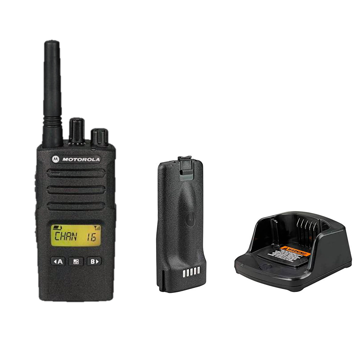 Ein schwarzes Motorola Walkie-Talkie, ein Akku und ein Ladegerät auf weißem Hintergrund. Das Walkie-Talkie zeigt Kanal 16 an.