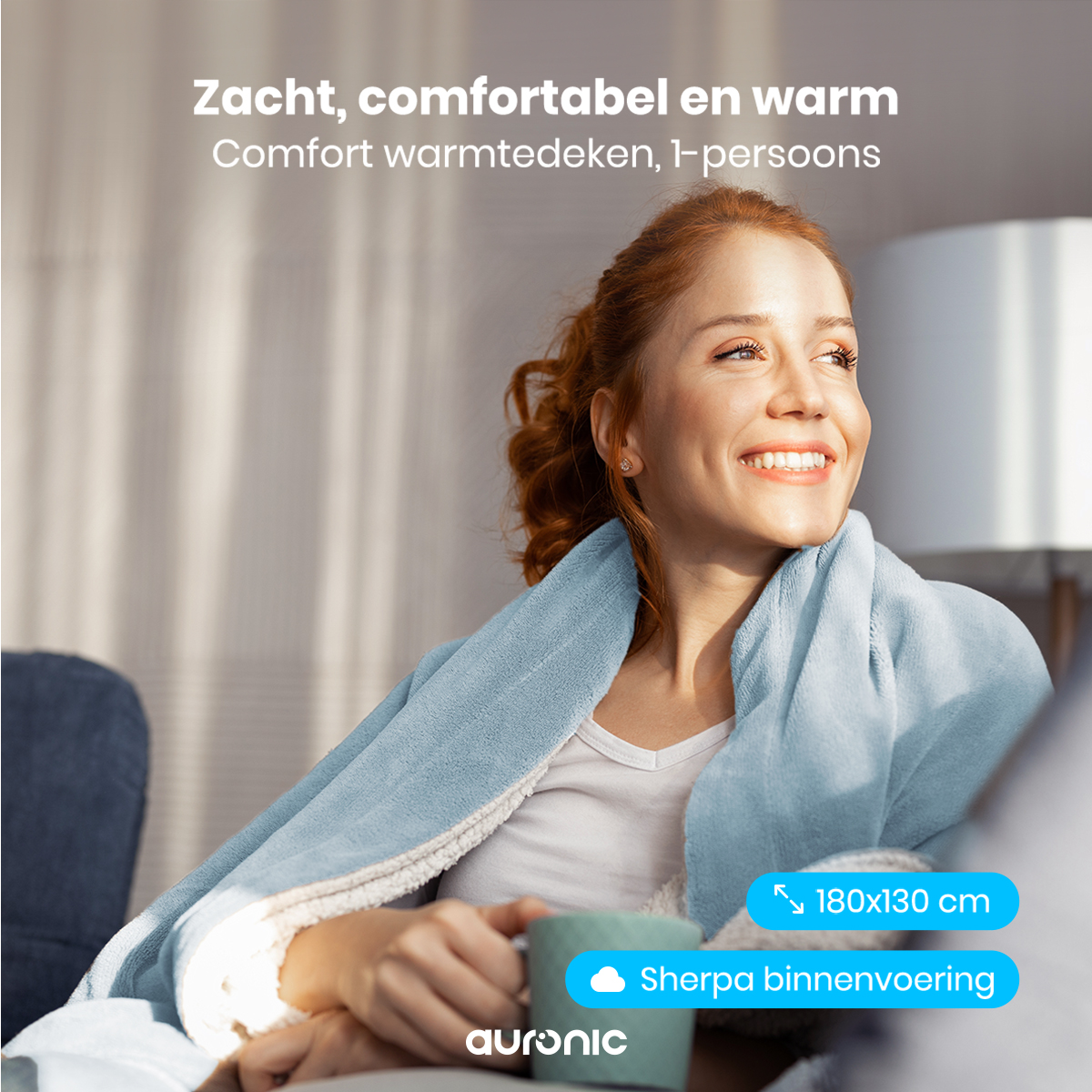 Une femme sourit, enveloppée dans une couverture bleue, tenant une tasse. Texte : Doux, confortable et chaud. Taille de la couverture 180x130 cm, doublure sherpa.