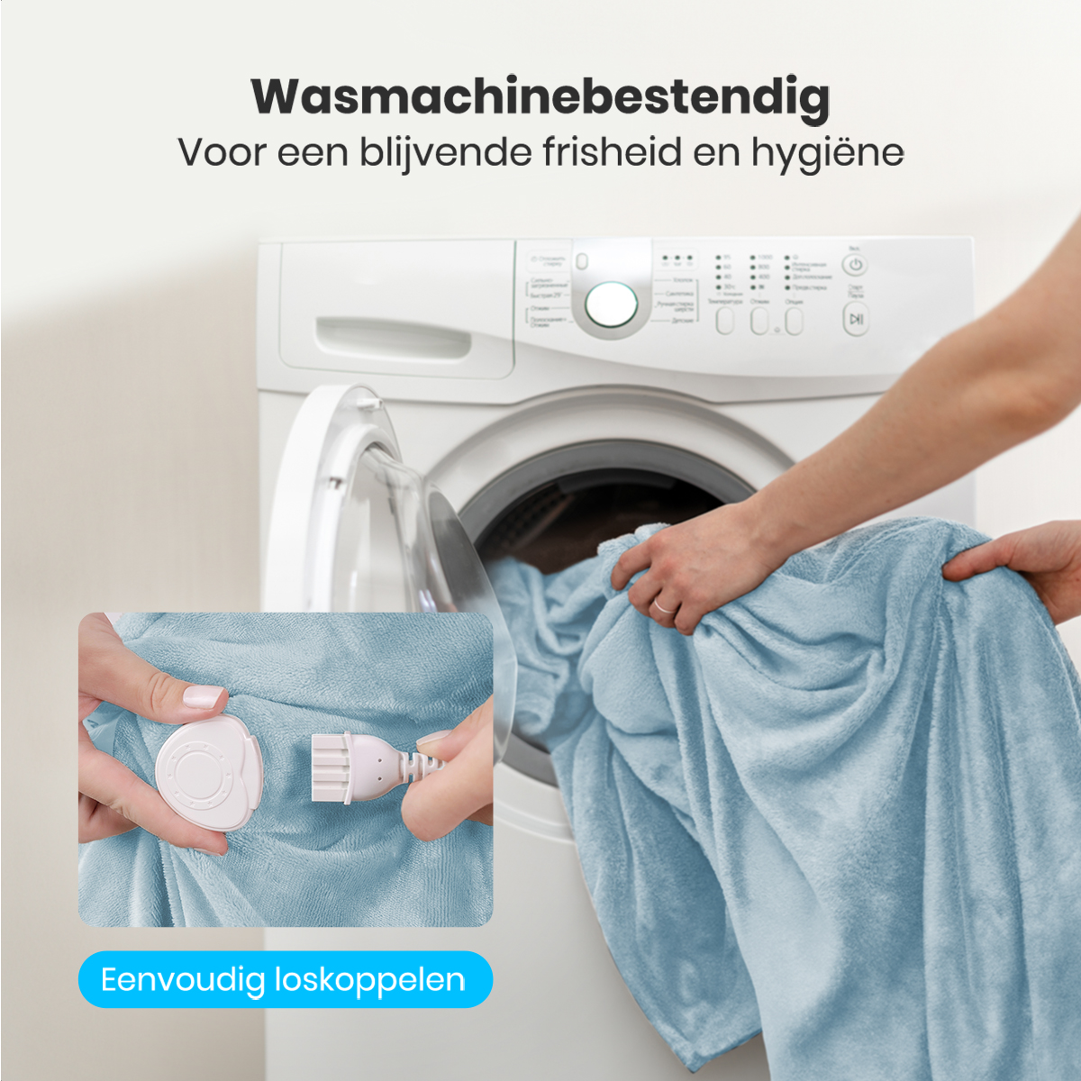 Une personne met une couverture bleu clair dans une machine à laver. Un petit encart montre le connecteur d'alimentation.