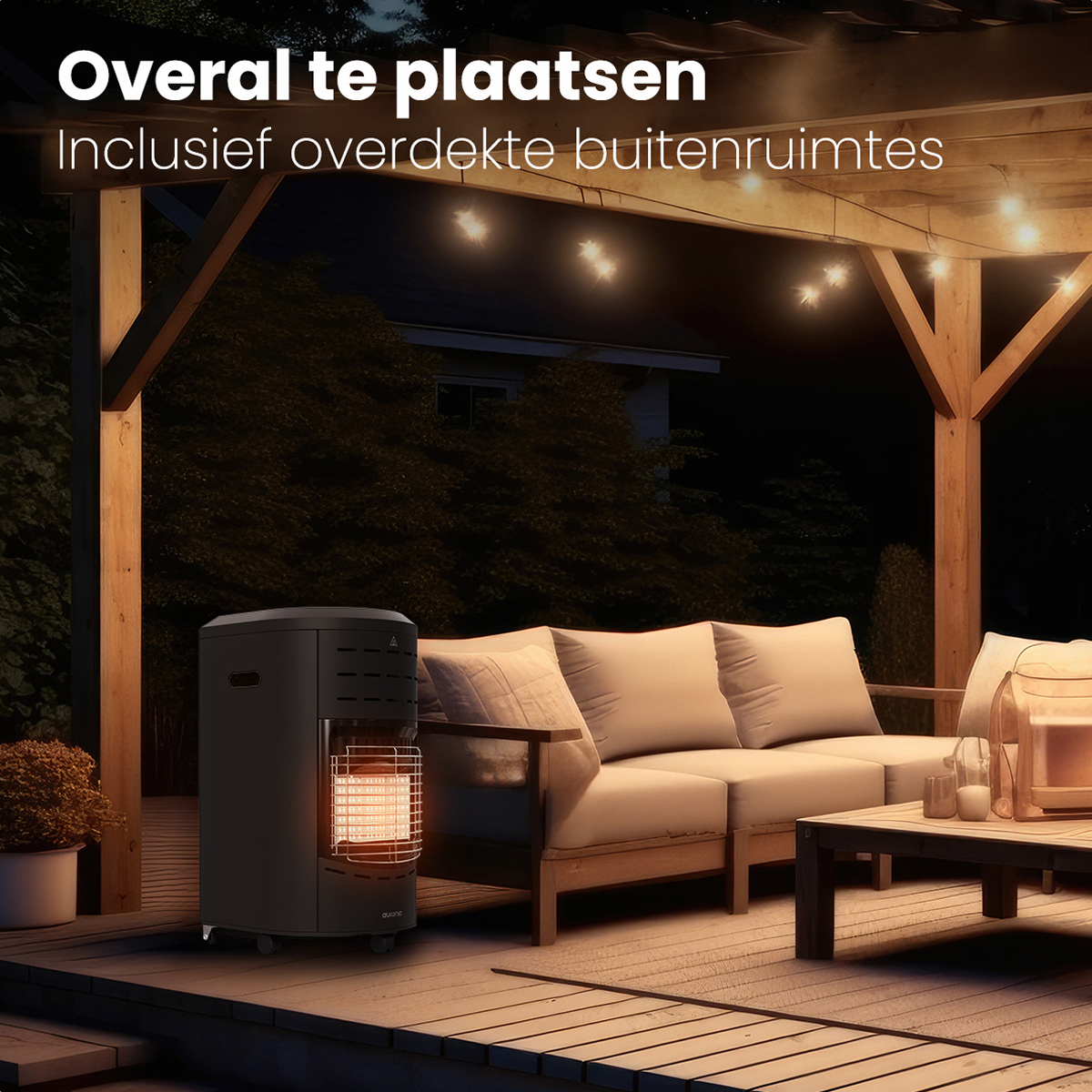 Buitenterras 's nachts. Een kachel staat naast een bank. Slingers hangen erboven. Huis en bomen op de achtergrond.