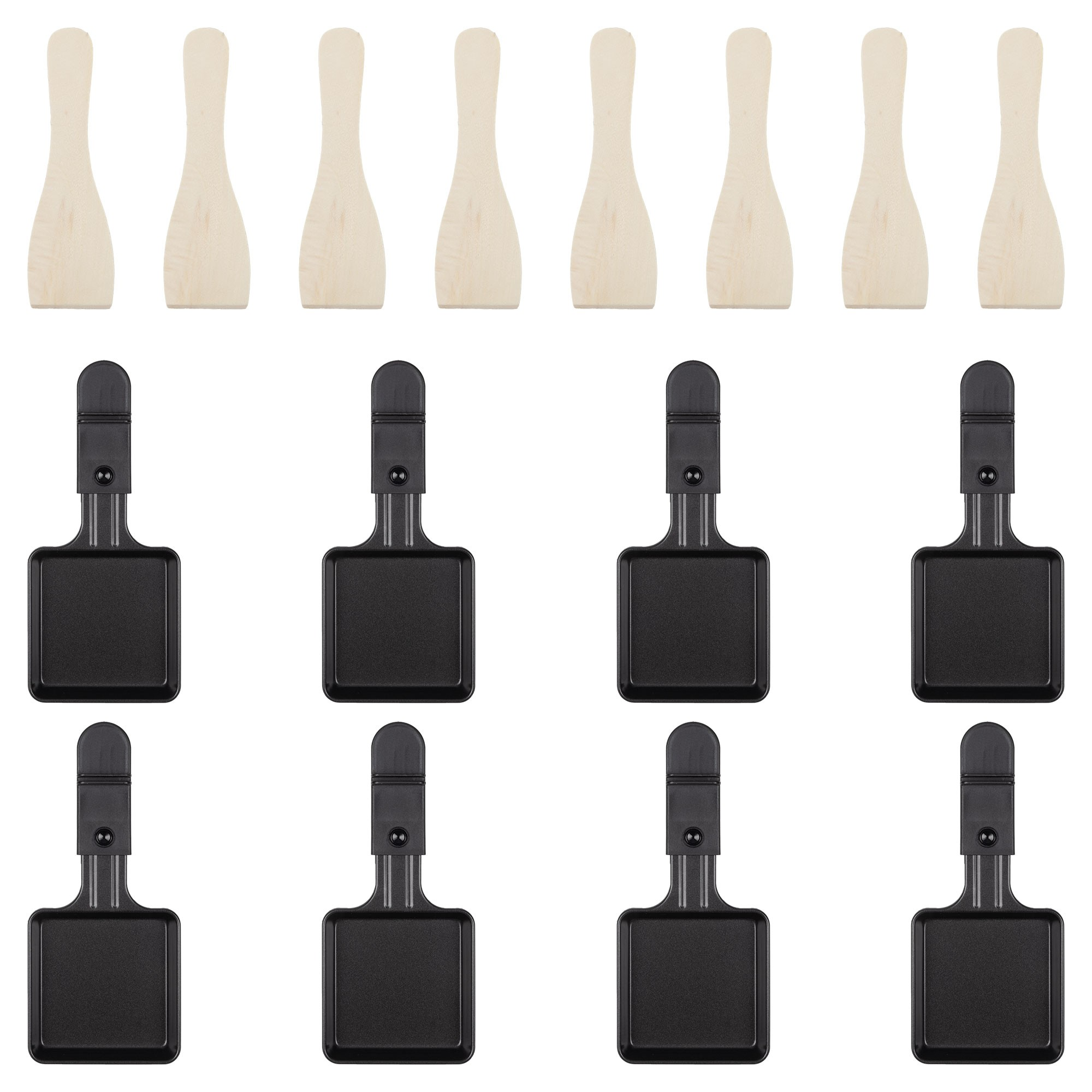 Zdjęcie przedstawia drewniane szpatułki i czarne patelnie do raclette ułożone w rzędach na białym tle.