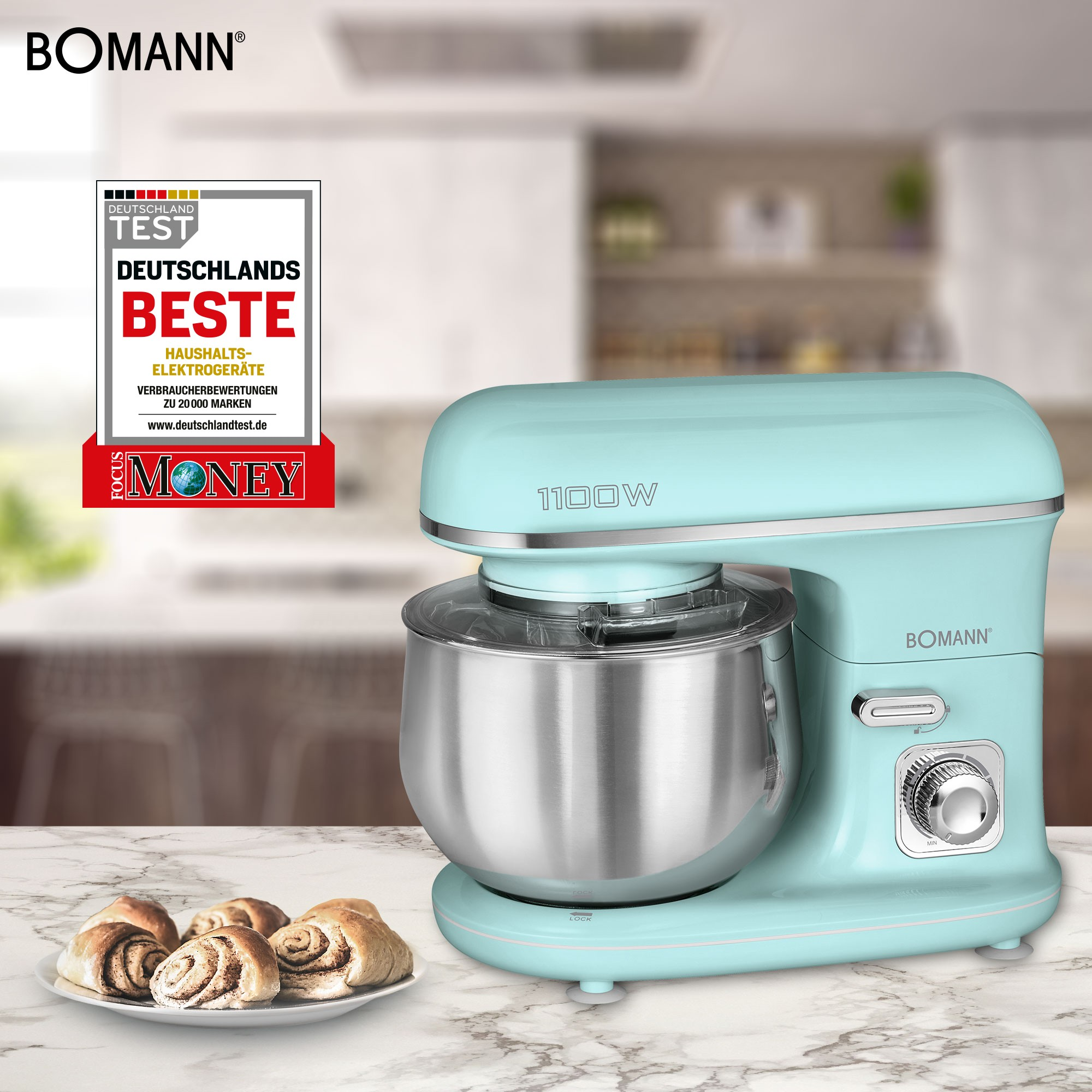 Miętowy mikser stojący Bomann z misą ze stali nierdzewnej, obok talerza bułek cynamonowych.