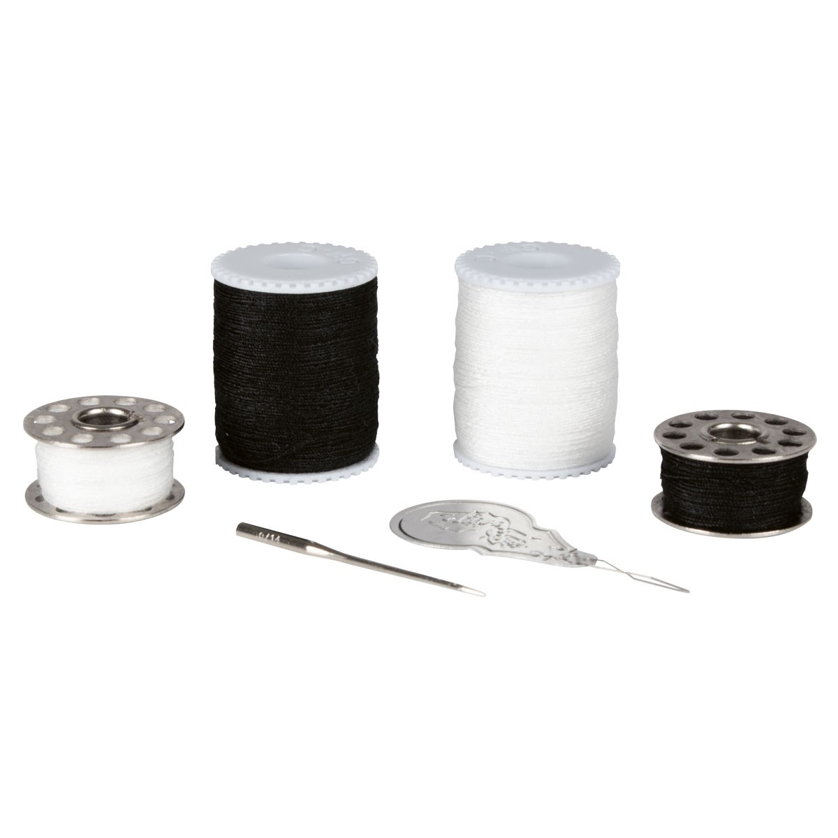 Zestaw do szycia z czarnymi i białymi szpulkami nici, szpulkami, igłą i nawlekaczem, ułożonymi na białym tle.
