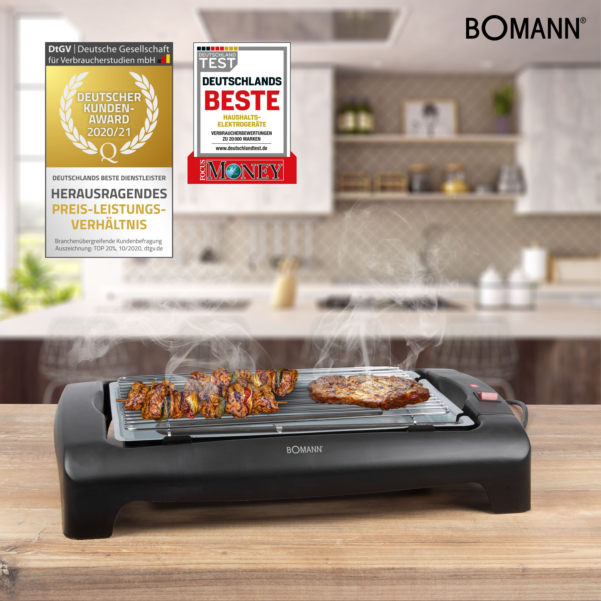 Grill elektryczny z grillowanym mięsem i szaszłykami. W tle nagrody i kuchnia. Para unosi się z grilla.