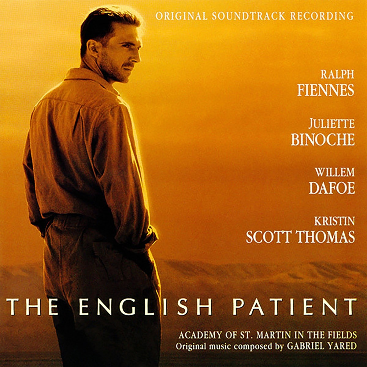 De filmposter toont een man in een bruin overhemd. De titel luidt 'The English Patient'. De namen van de acteurs staan vermeld.