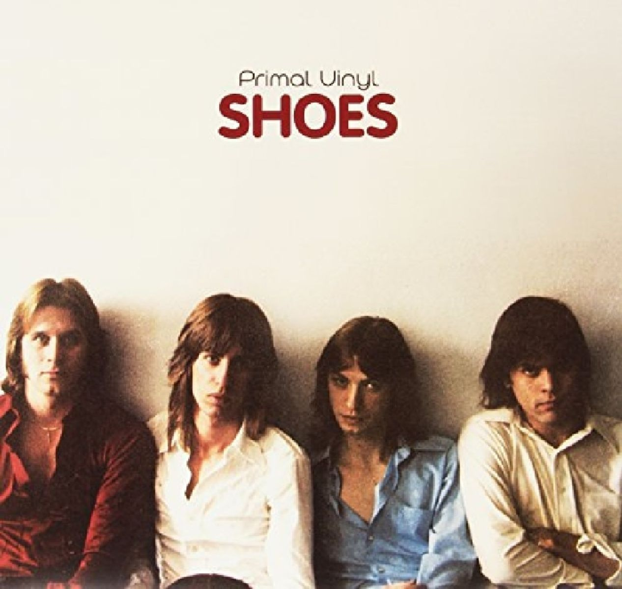 Albumhoes. Vier mannen voor een witte muur. Het woord SHOES in rood en de bandnaam Primal Vinyl erboven.
