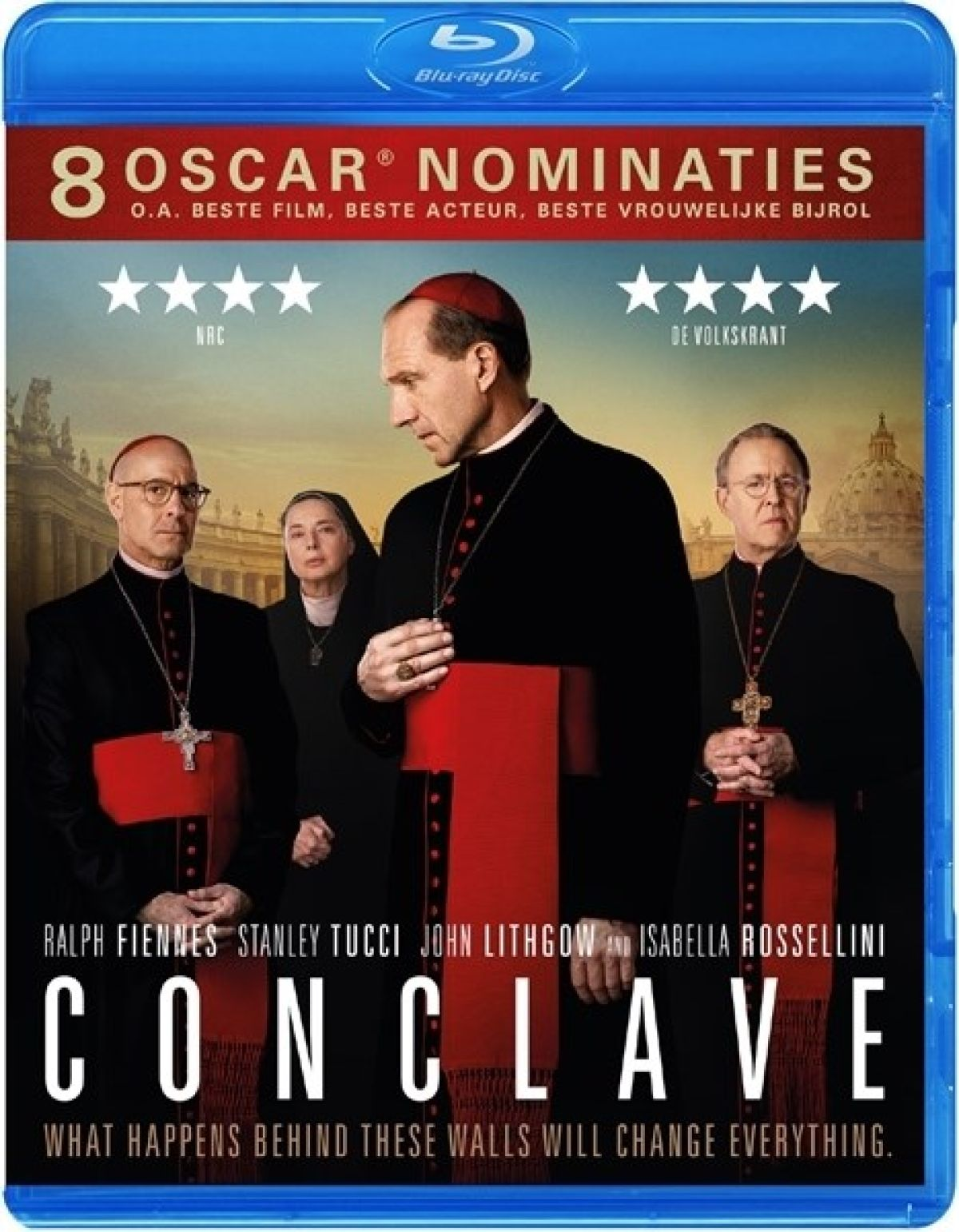 Filmposter voor Conclave. Toont Ralph Fiennes en andere acteurs in religieuze kledij, met een Vaticaanse achtergrond.
