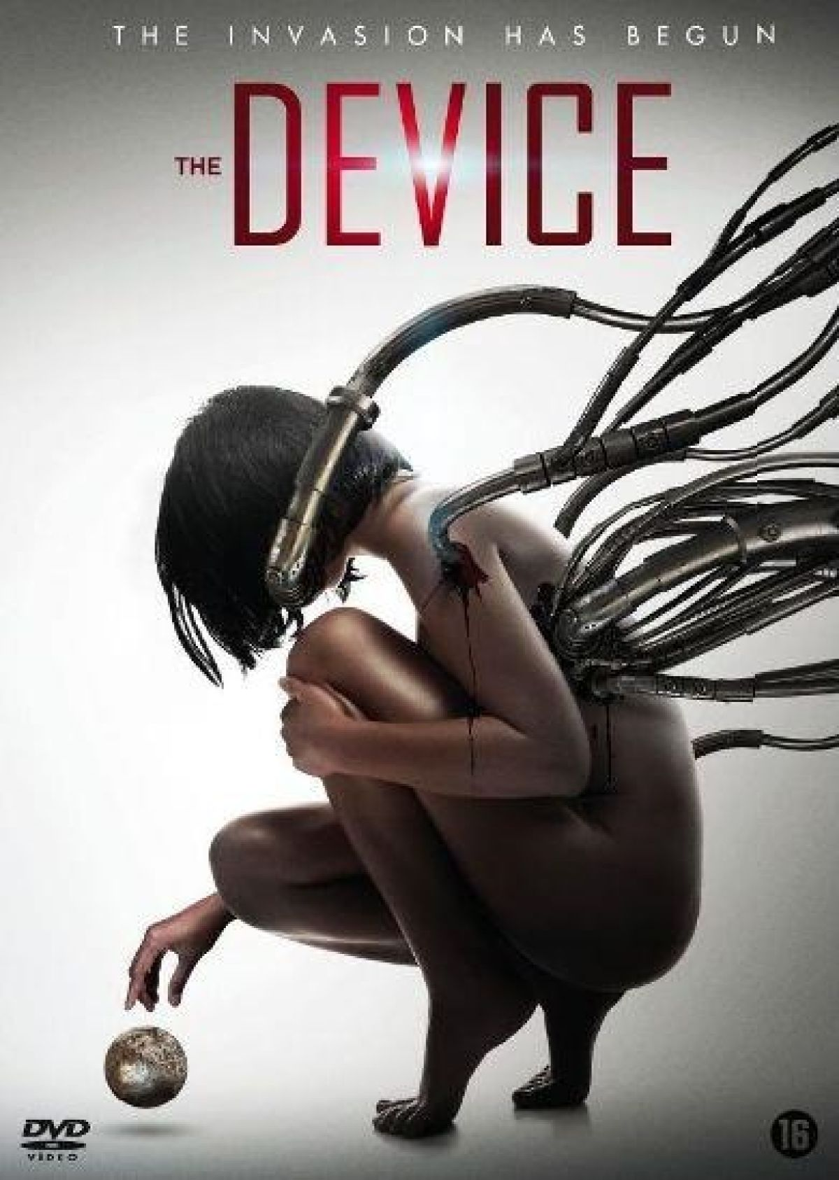 Poster voor "The Device". Een vrouw hurkt, verbonden met draden. Een metalen bal ligt voor haar. De titel is rood.
