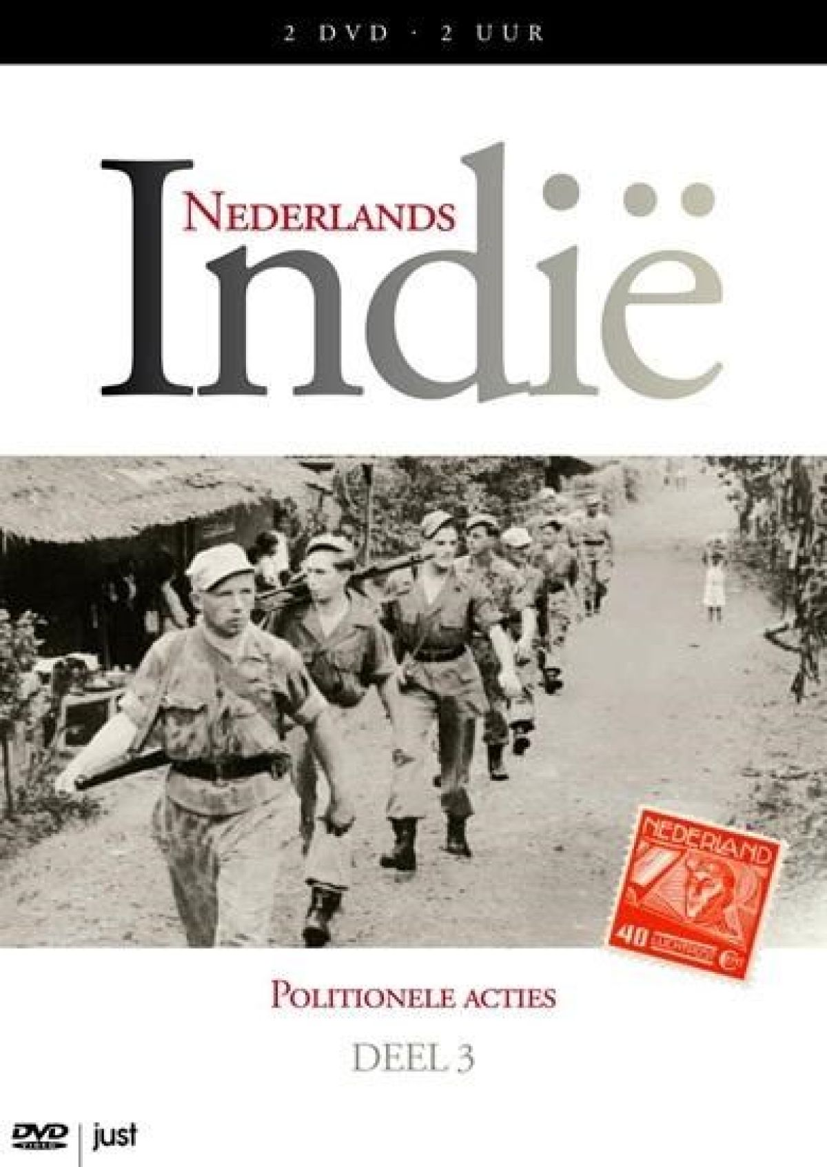 DVD-hoes. Soldaten marcheren op een pad. De titel luidt 'Nederlands Indie'. Rechts staat een postzegel. Op de achtergrond loopt een klein meisje.