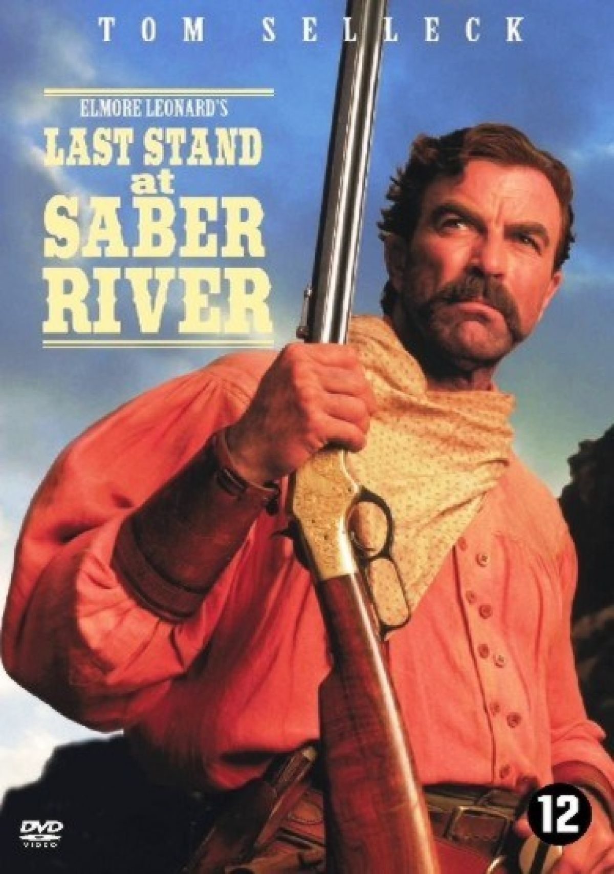 Filmposter. Tom Selleck houdt een geweer vast. De titel luidt "Last Stand at Saber River". Heeft een rating van 12.