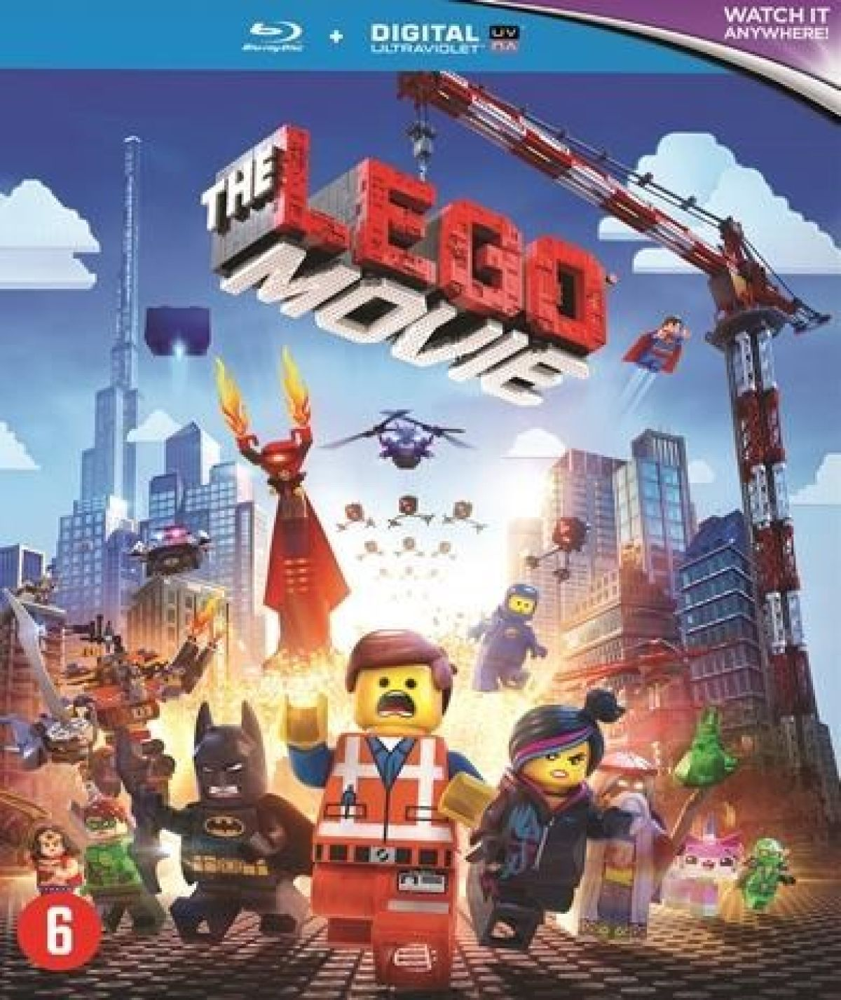The Lego Movie Blu-ray cover. Personages zijn onder andere Emmet, Batman en anderen. Een stadsbeeld met een kraan en de titel The Lego Movie.