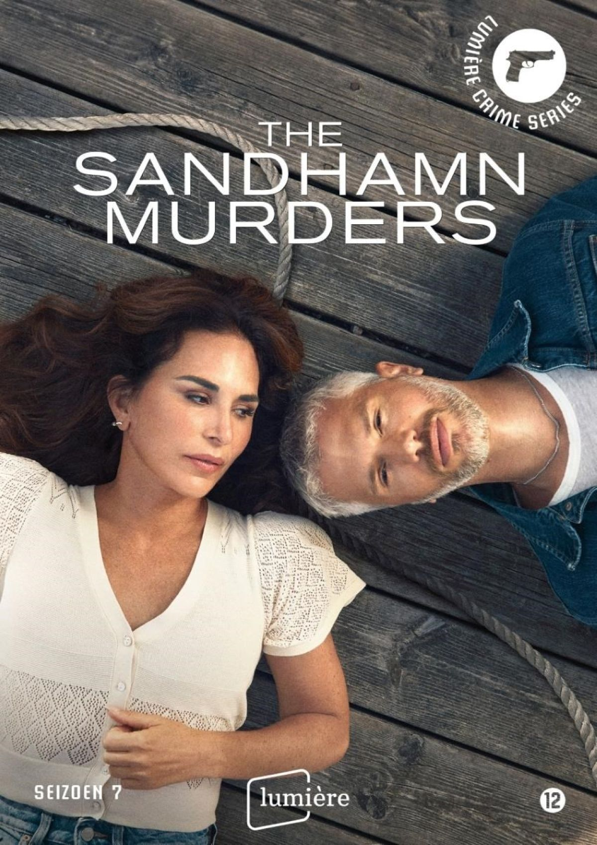 Poster voor 'The Sandhamn Murders'. Man en vrouw liggen op hout. Tekst bevat 'Crime Series' en seizoensinfo.