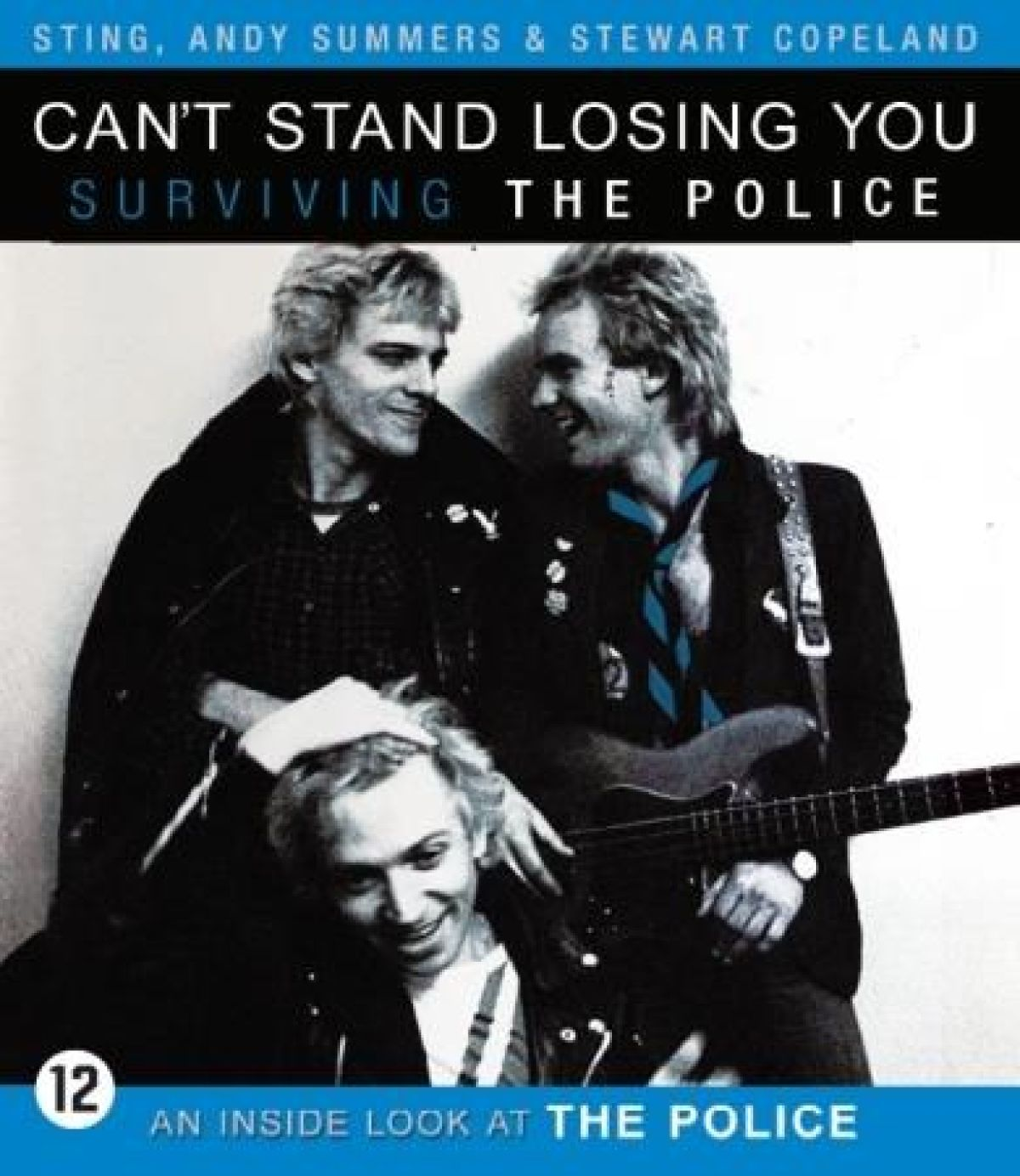 De albumhoes van The Police toont drie bandleden. Eén houdt een gitaar vast en ze staan samen. De hoes is zwart-wit.