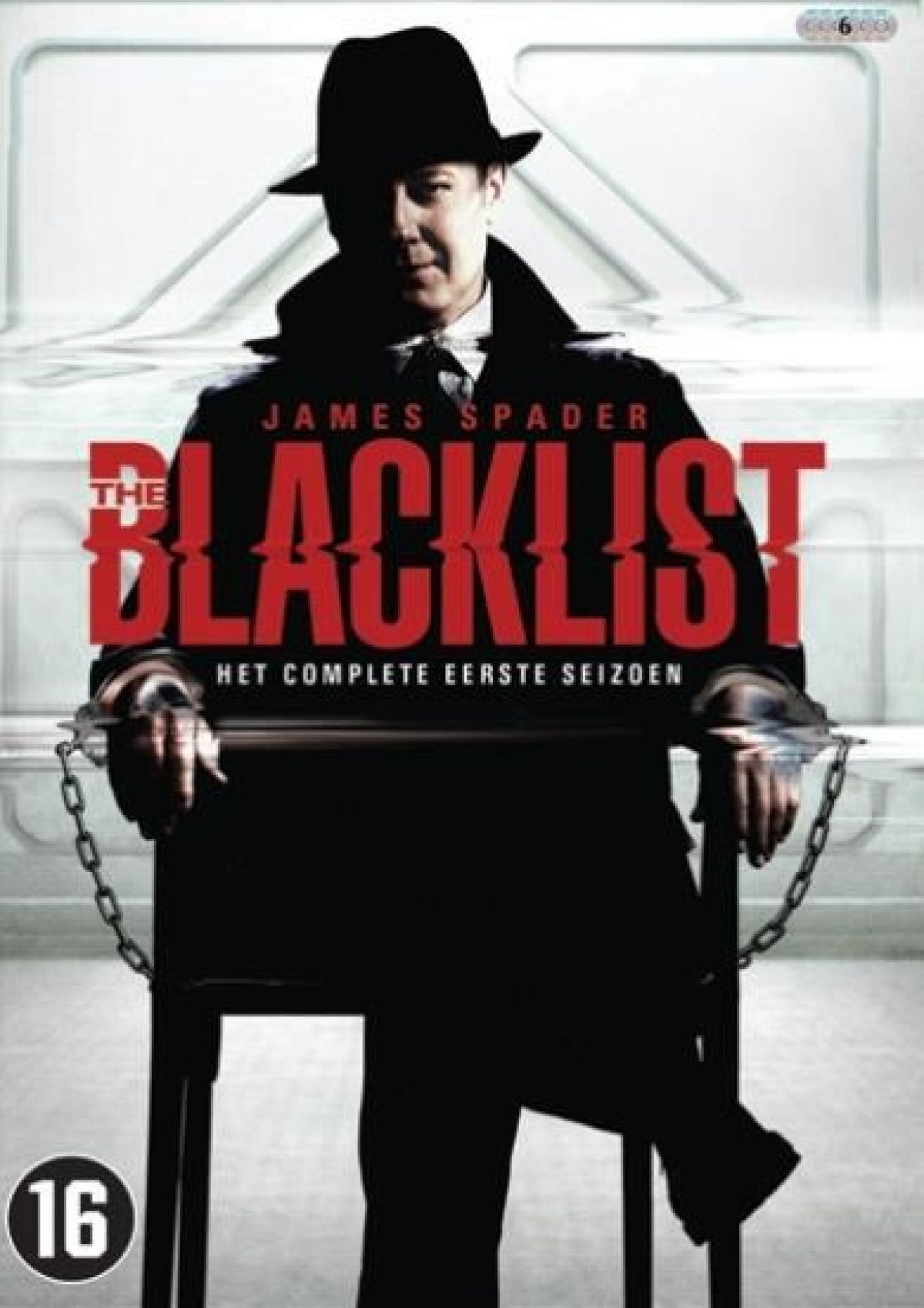 James Spader op de 'The Blacklist' DVD-cover. Hij draagt een hoed en is aan een stoel geketend. Rode titeltekst.