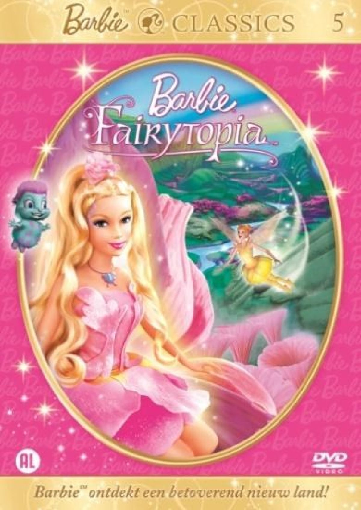 Barbie: Fairytopia DVD-hoes. Barbie in roze jurk, blond haar. Er is ook een fee en een blauw wezen aanwezig.