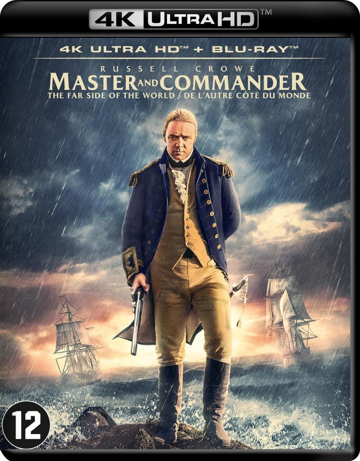 Filmposter: Russell Crowe als kapitein met een pistool, staand op een stormachtige zee, met schepen op de achtergrond. De titel is zichtbaar.