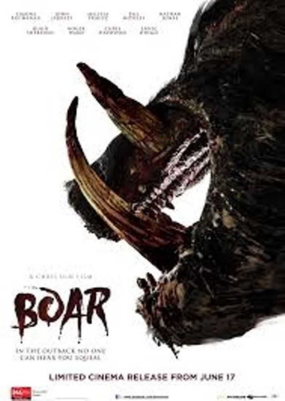 Poster voor de film 'Boar'. Toont een close-up van de slagtanden en het gezicht van een wild zwijn, met tekst over een beperkte bioscooprelease.