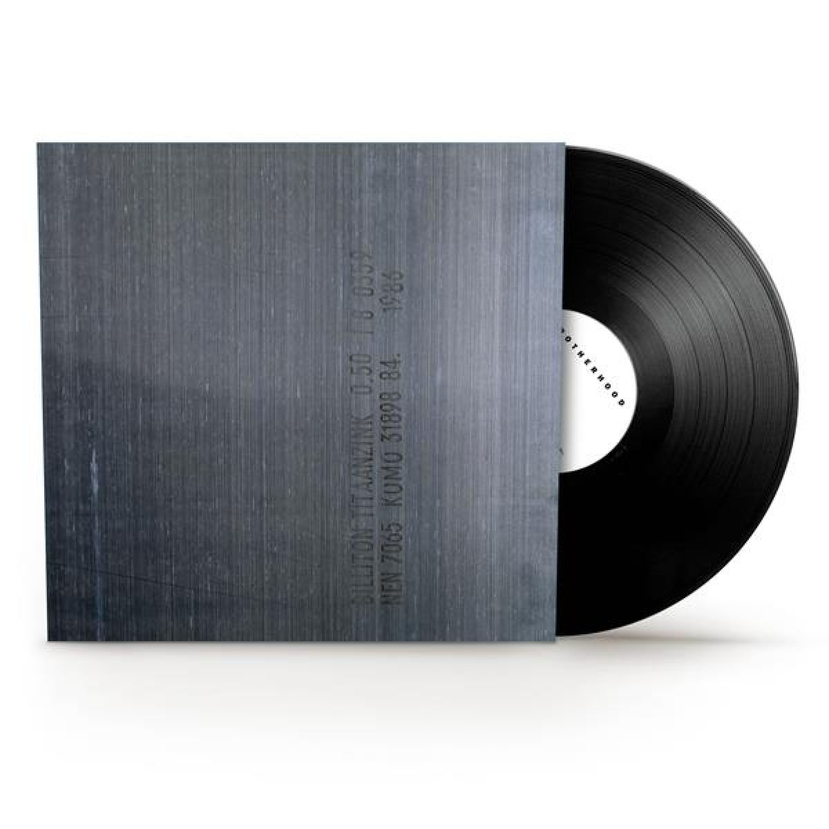 Un disco in vinile parzialmente nella sua copertina metallica. Il disco è nero e la copertina ha del testo. Lo sfondo è bianco.