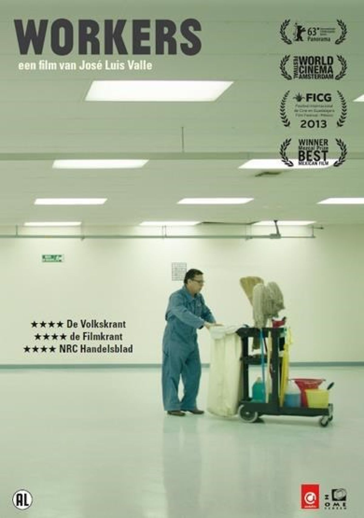 Poster voor de film 'WORKERS'. Een man in een blauwe overall staat bij een schoonmaakwagen in een grote, lege kamer.