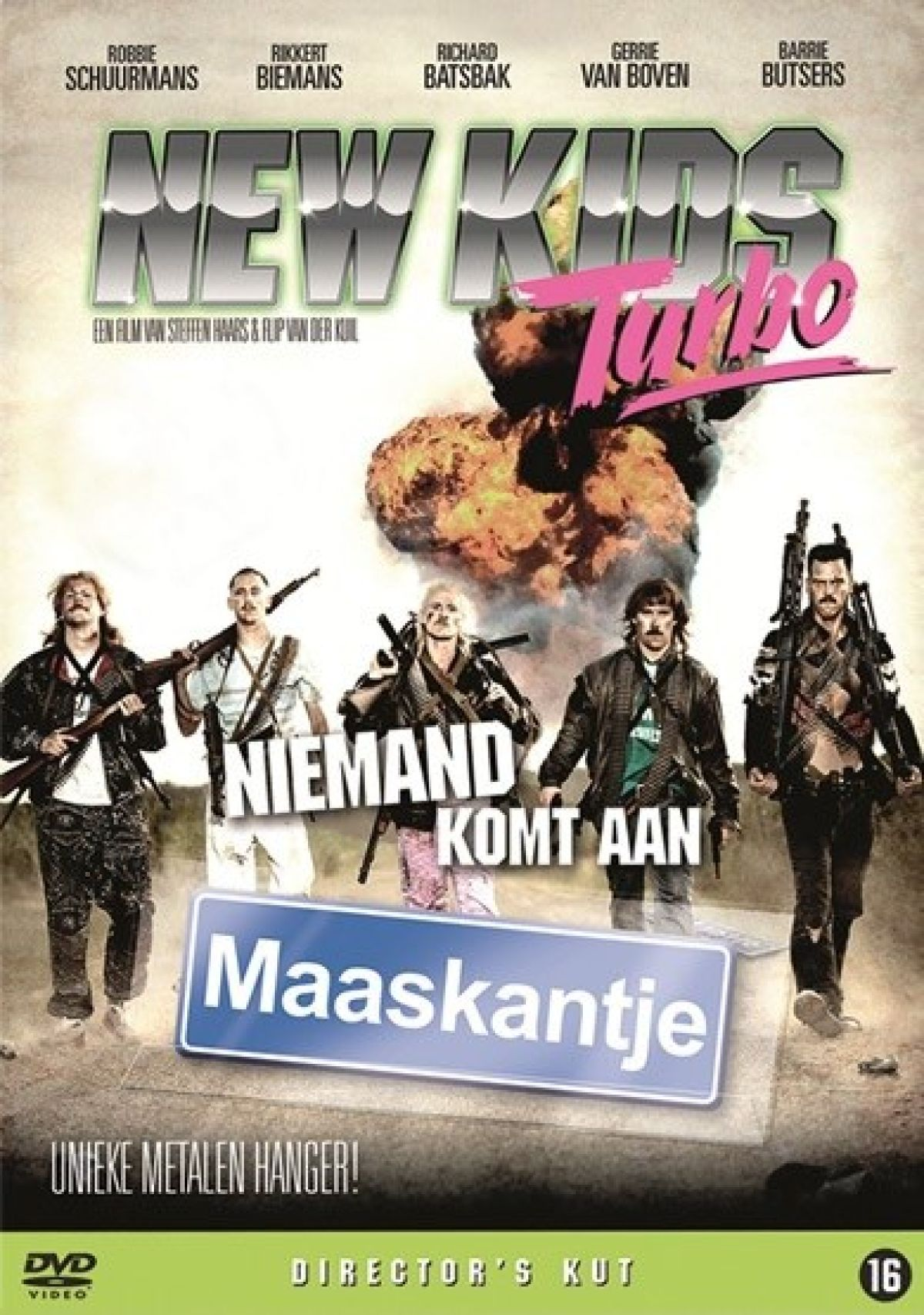 Poster voor de film "New Kids Turbo". Vijf mannen met wapens staan voor een explosie. Tekst: "Niemand komt aan Maaskantje".