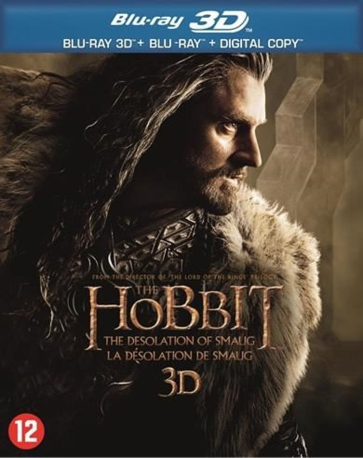 De Blu-ray-cover van The Hobbit toont een man met lang haar en een bontkraag. Tekst bevat de filmtitel en '3D'.