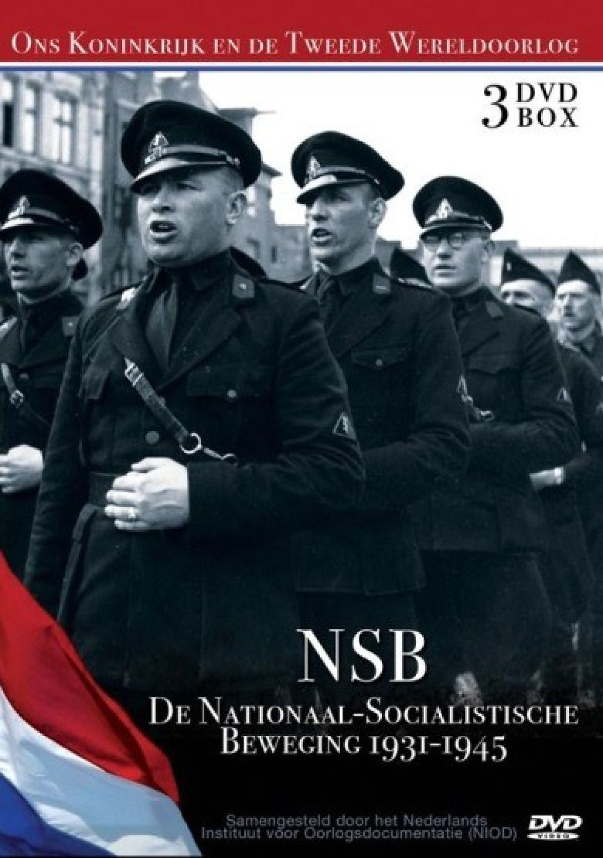 DVD-hoes. Mannen in donkere uniformen met petten. Nederlandse vlag op de voorgrond. Tekst: NSB De Nationaal-Socialistische Beweging 1931-1945.