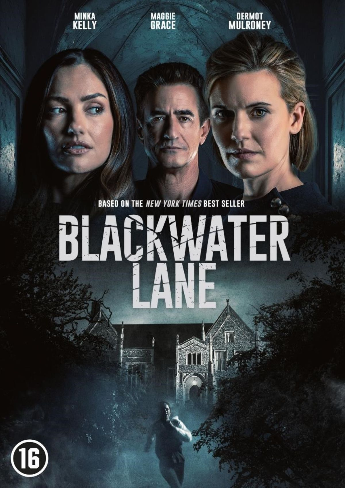 Filmposter voor Blackwater Lane. Gezichten van Minka Kelly, Maggie Grace en Dermot Mulroney. Een huis en een rennende persoon op de achtergrond.