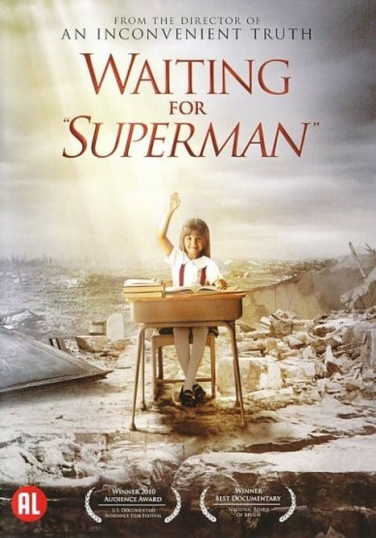 Een meisje aan een bureau steekt haar hand op. De achtergrond toont een verwoeste stad, de filmtitel is zichtbaar.