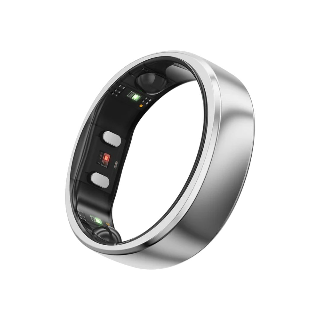 Un anello intelligente argentato, con interno nero con sensori e luci, su uno sfondo bianco.