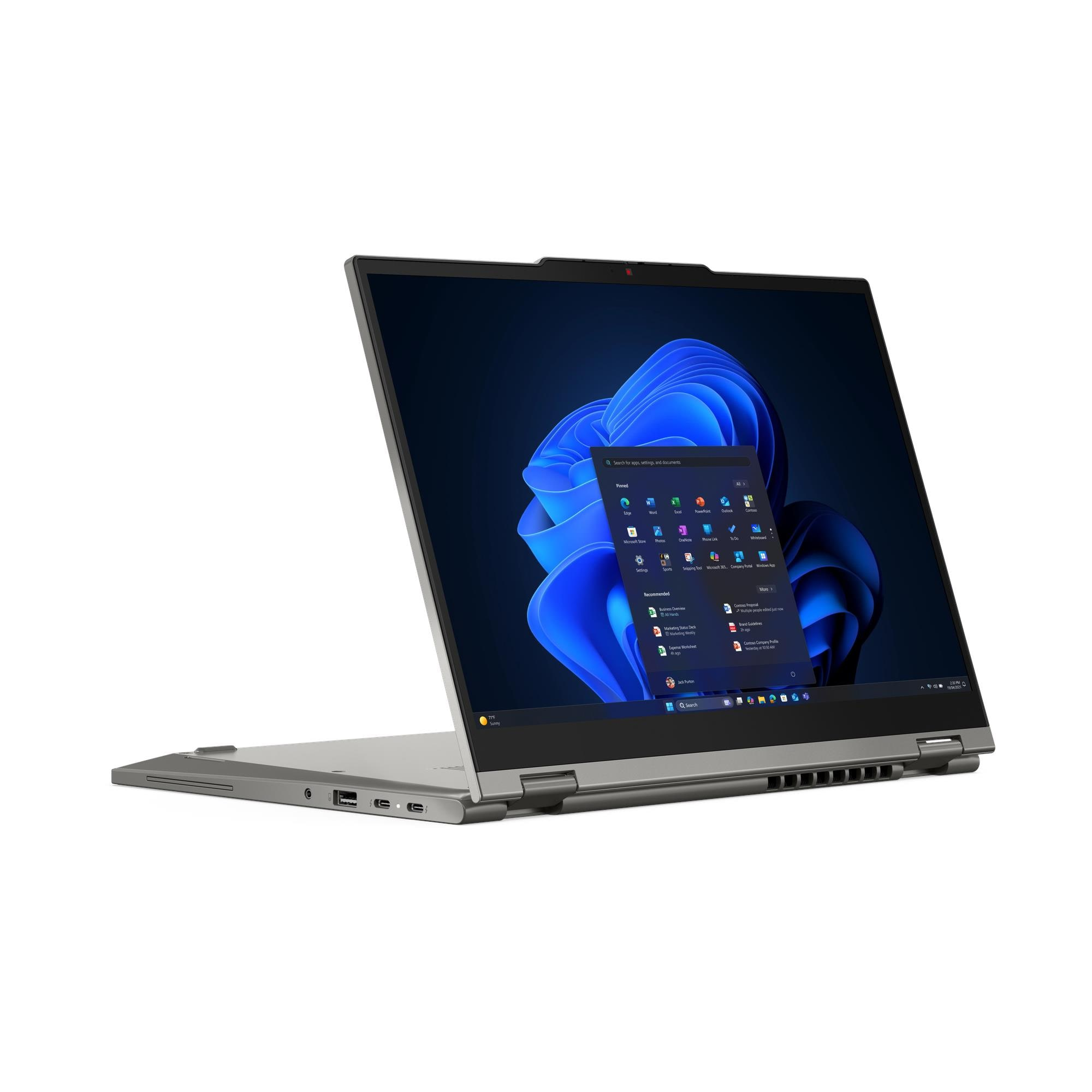 Un laptop grigio con lo schermo aperto, che mostra l'interfaccia di Windows 11. Lo sfondo è bianco.