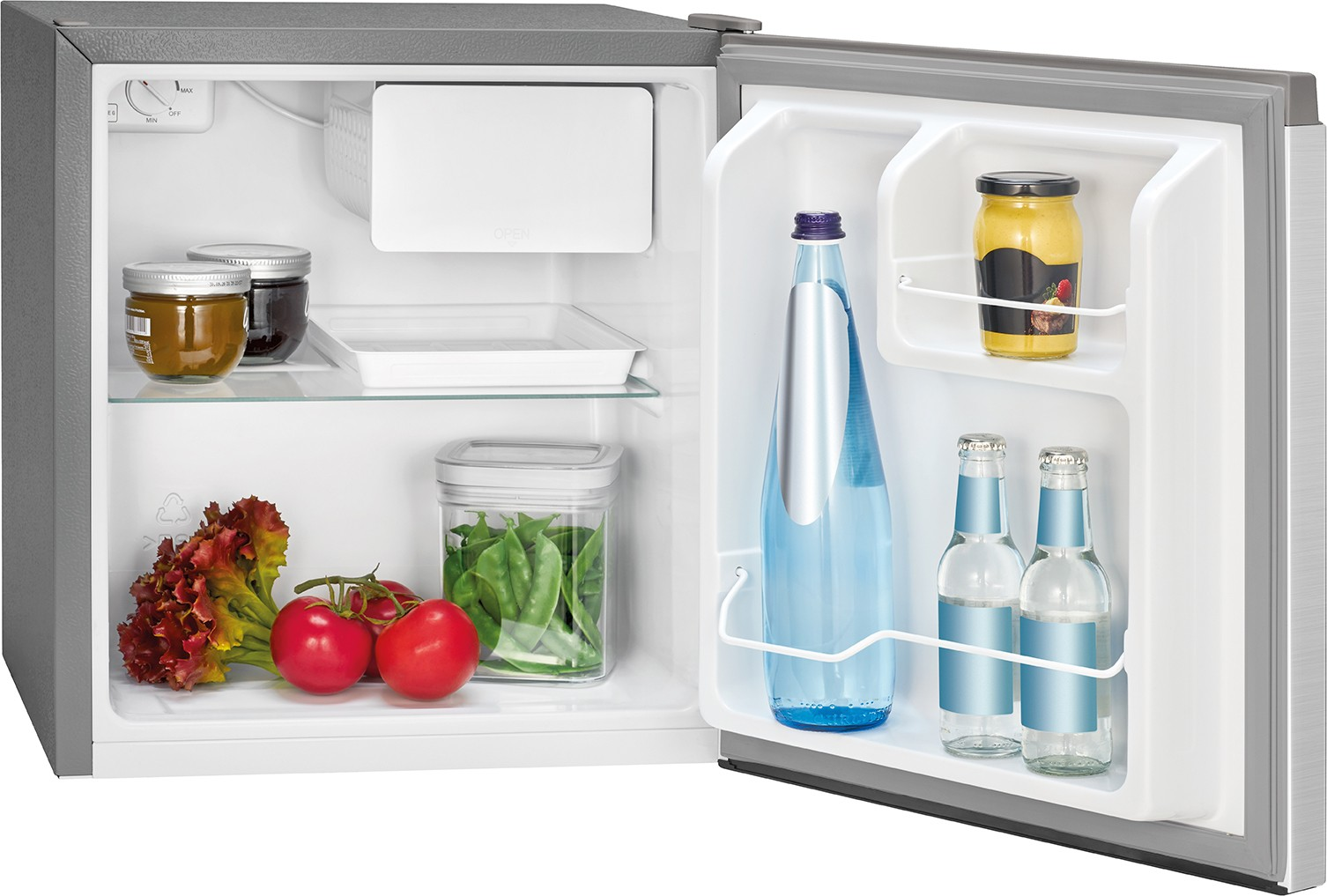 Otwarta mini-lodówka z jedzeniem w środku. Zawiera słoiki, pomidory, sałatę, groszek, butelki wody i słoik żółtego sosu.