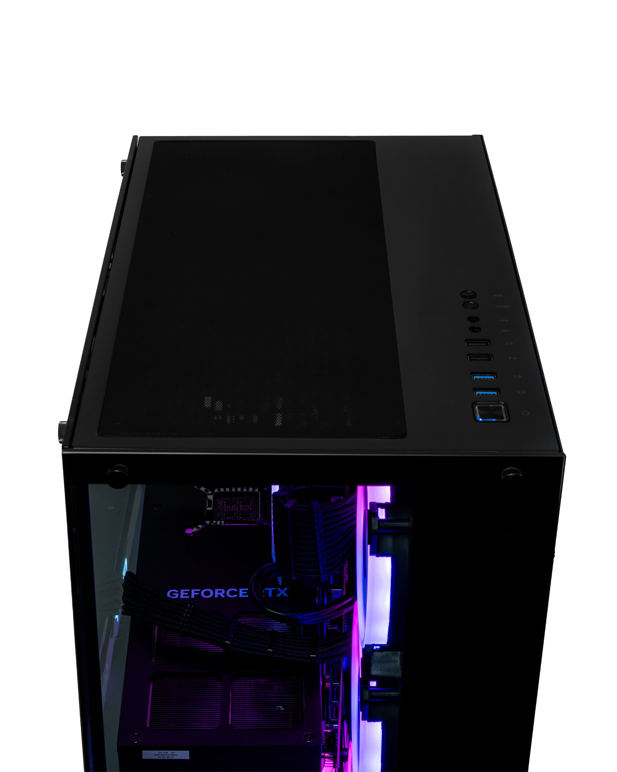 Schwarzes Computergehäuse mit transparenten Elementen und lila und blauer Innenbeleuchtung.