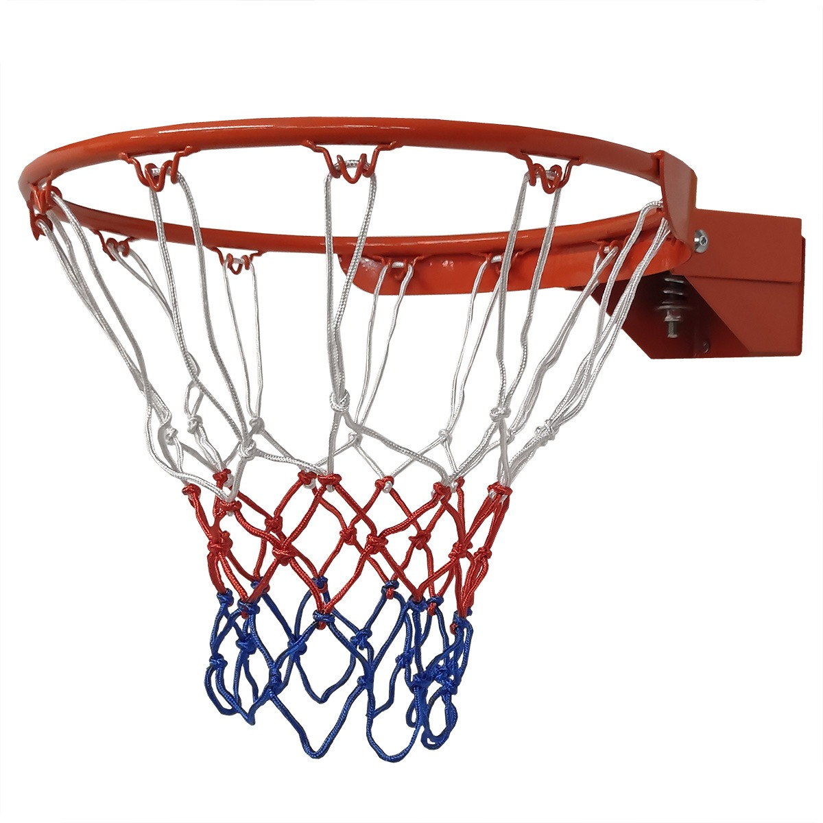 Een oranje basketbalring met een net. Het net is wit, rood en blauw. De ring is aan een muur bevestigd.