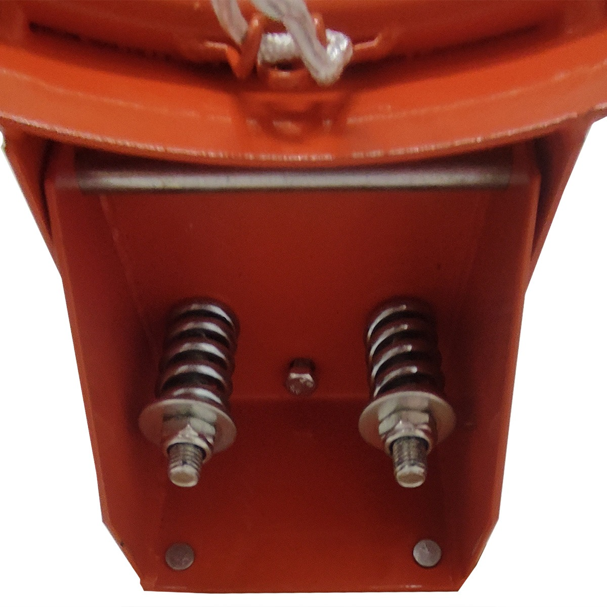 Close-up van een rode metalen structuur met twee veren en bouten. De achtergrond is wit.