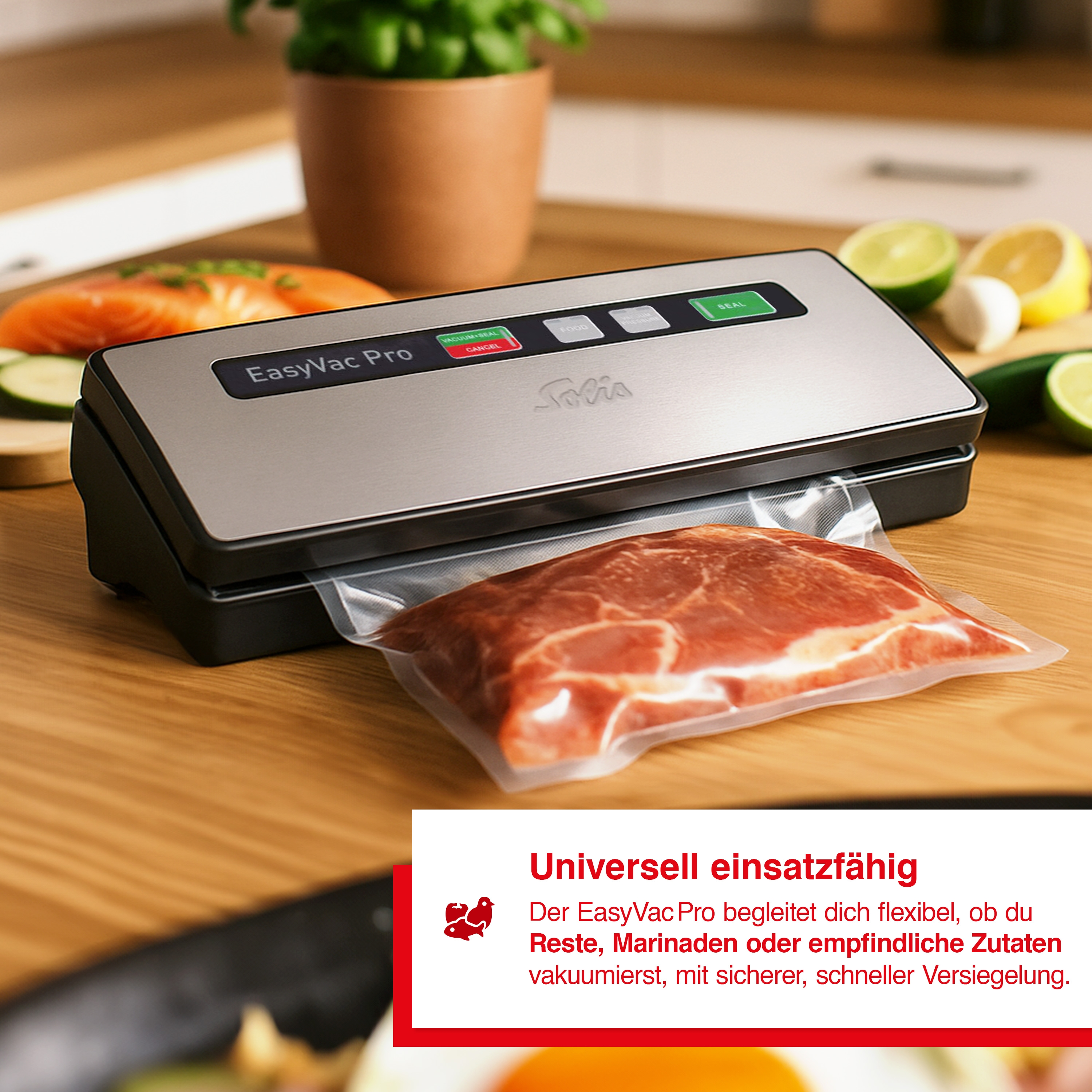 Ein Vakuumiergerät mit einem Fleischstück in einem Beutel. Zutaten und eine Pflanze sind im Hintergrund.
