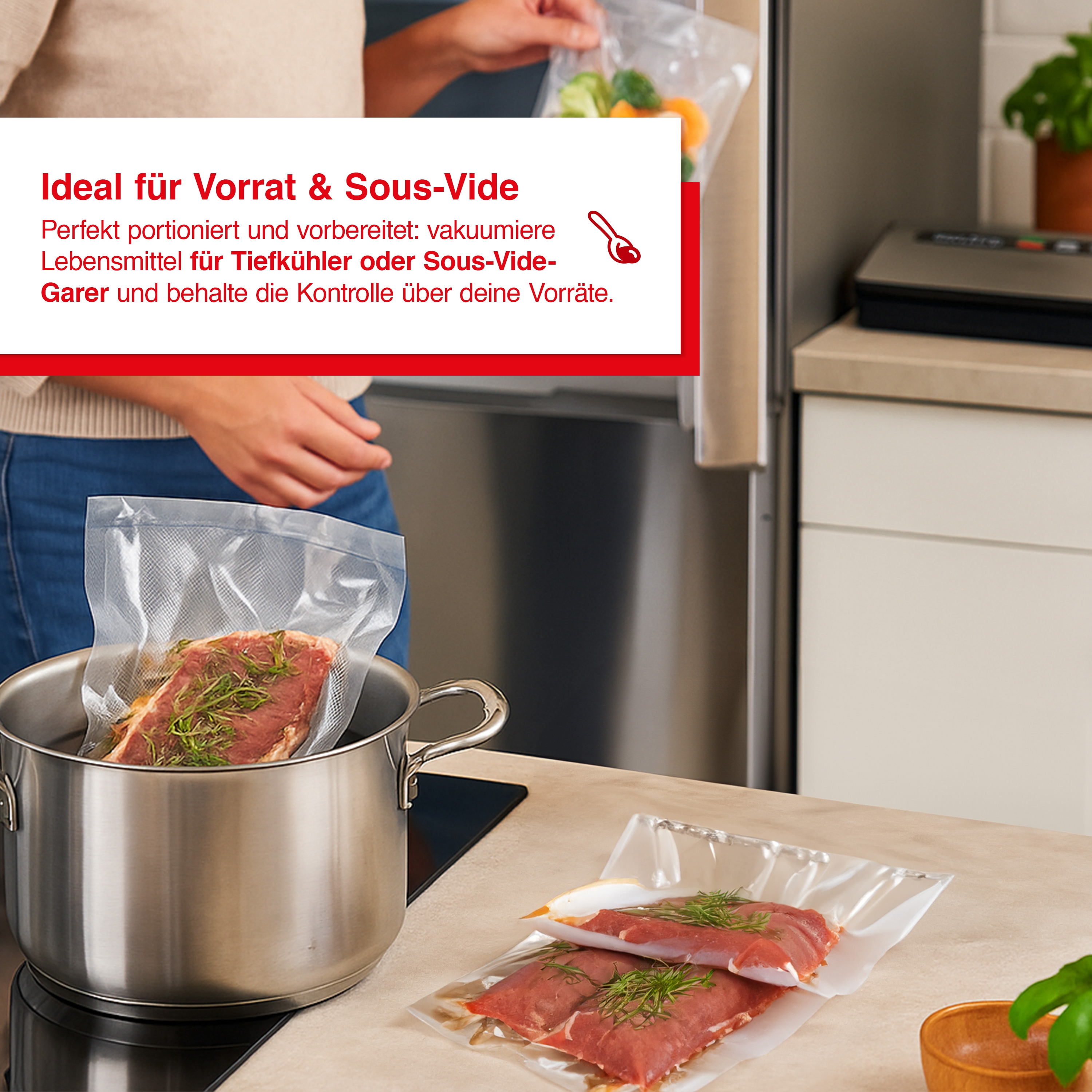 Eine Person hält eine Tüte mit Gemüse. Steak in einem Topf und auf einer Arbeitsplatte. Text über Sous-Vide-Kochen.