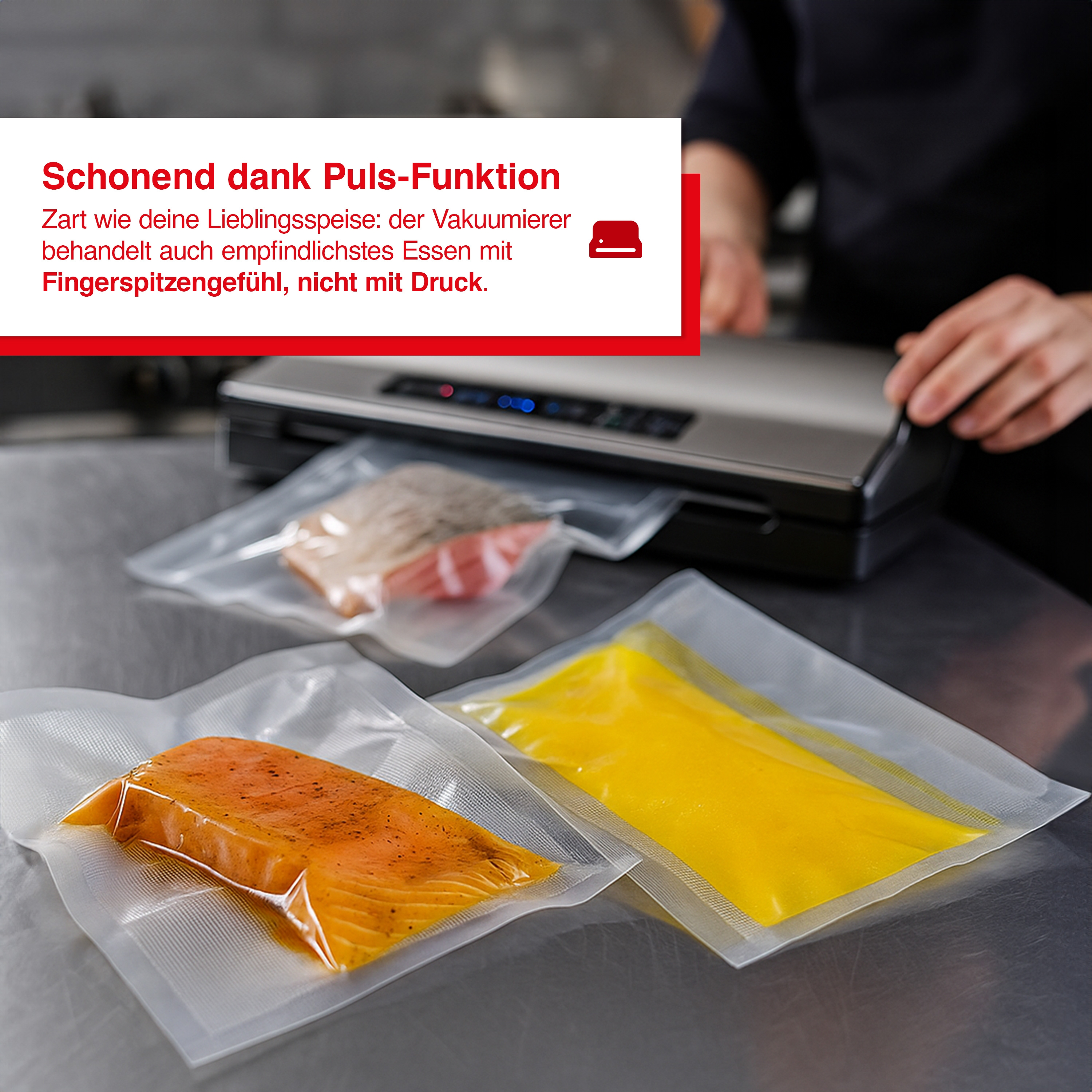 Ein Vakuumierer mit Lebensmitteln in transparenten Beuteln. Lachs, Fleisch und gelbe Flüssigkeit sind sichtbar. Die Hand einer Person ist in der Nähe.