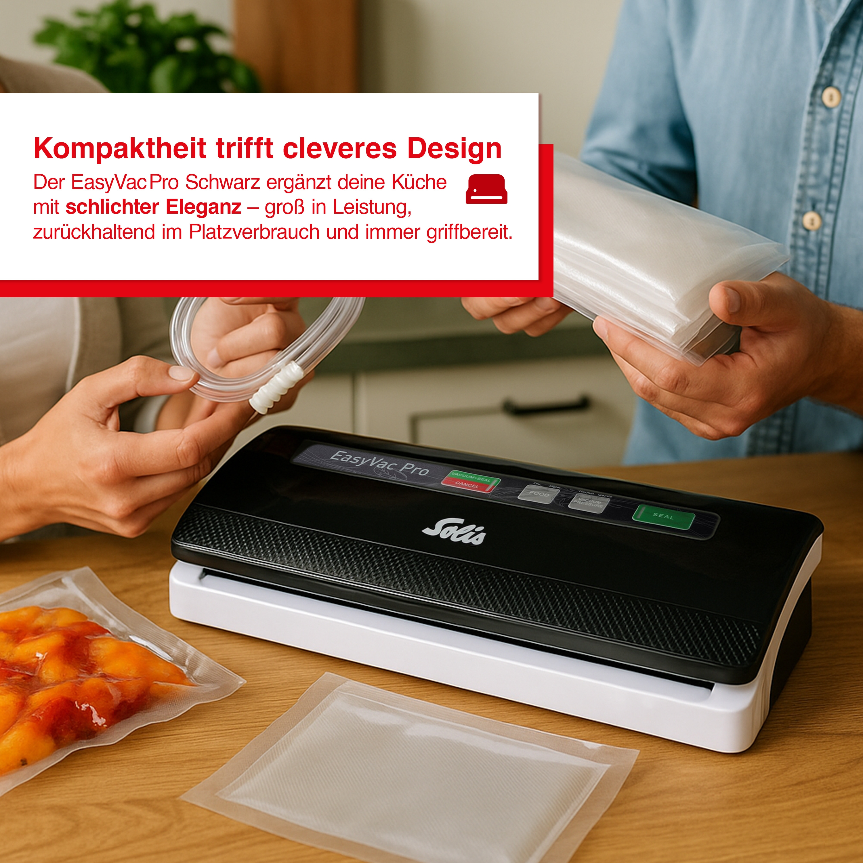 Eine Person hält Beutel, eine andere bedient ein Vakuumiergerät. Oben im Bild befindet sich Text.