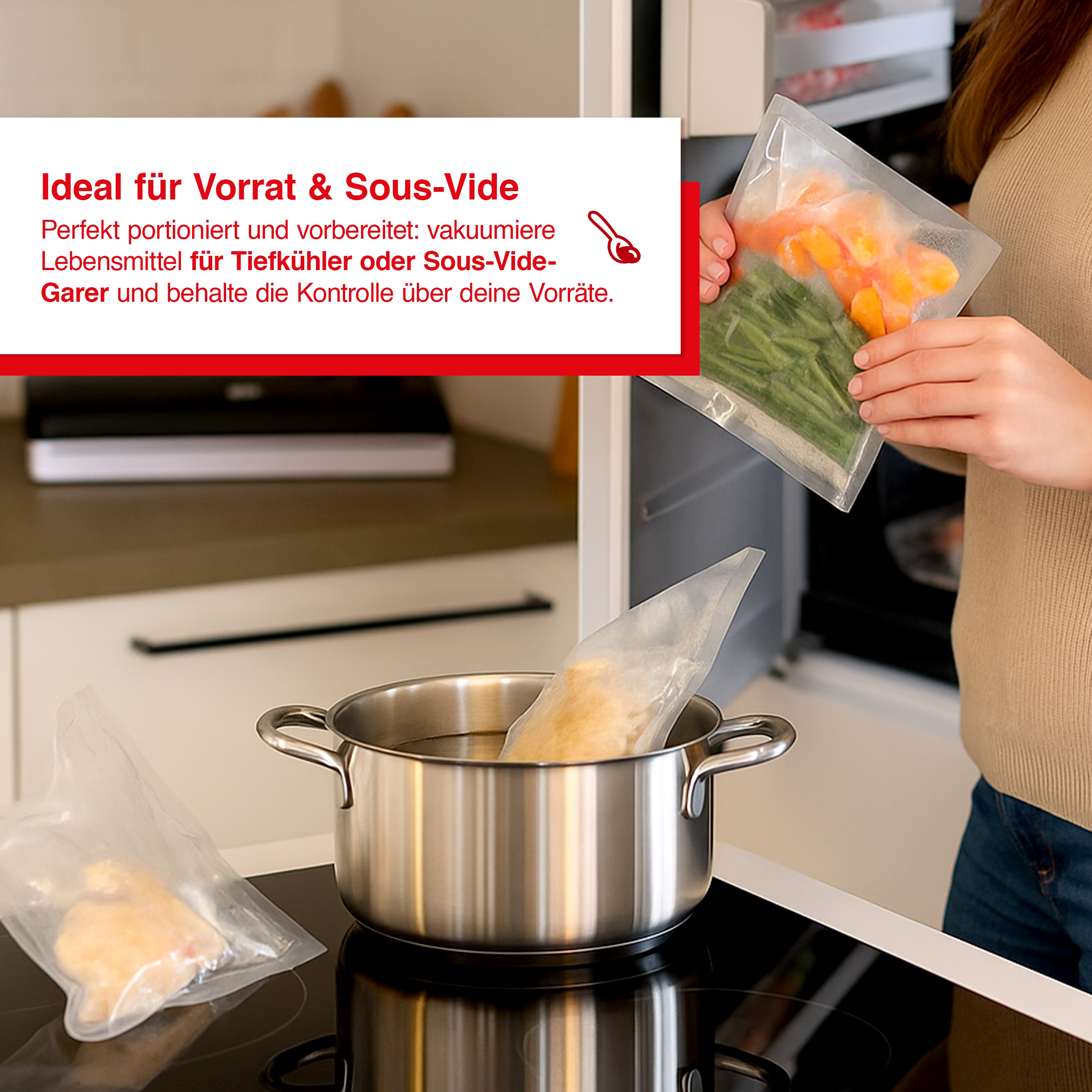 Eine Person hält eine Tüte mit Gemüse. Andere Tüten mit Essen befinden sich in einem Topf und auf der Theke. Text ist oben links.